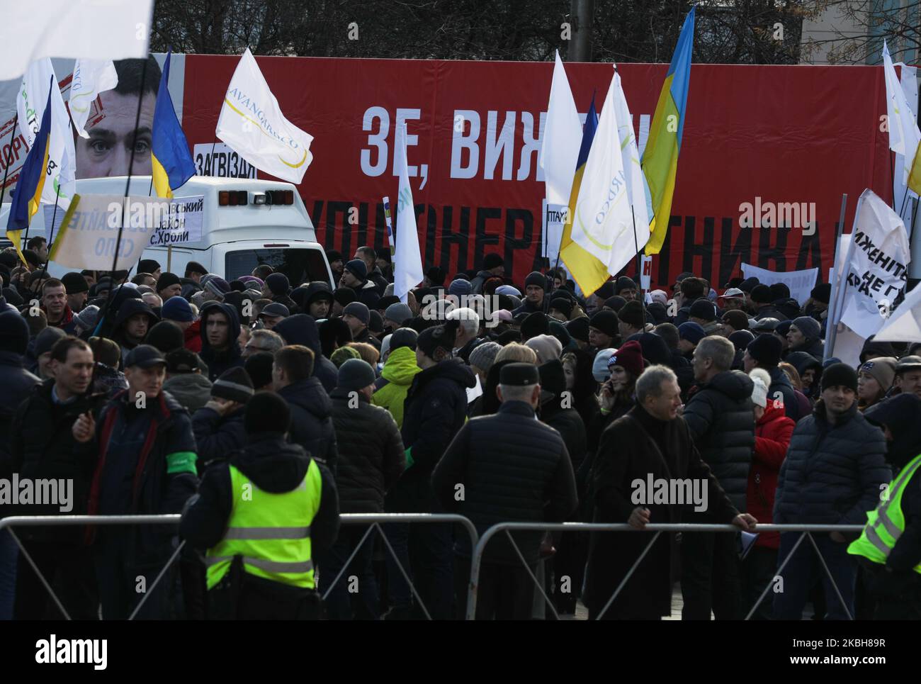 Einige hundert Personen protestieren vor dem Parlament mit der Forderung, den Leiter des Antikorruptionsbüros Artem Sytnyk in Kiew, Ukraine, am 19. Februar 2020 zu feuern. (Foto von Sergii Chartschenko/NurPhoto) Stockfoto