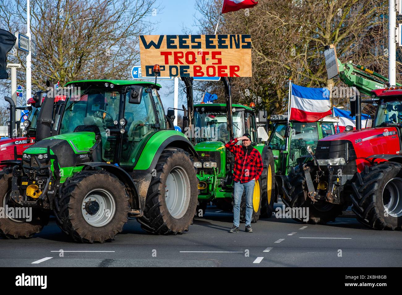 Ein Mann befindet sich inmitten der Traktoren, die von den Bauern mitten auf den Straßen abfahren, während der neuen Protestkampagne der niederländischen Bauern in Den Haag am 19. Februar 2020. (Foto von Romy Arroyo Fernandez/NurPhoto) Stockfoto