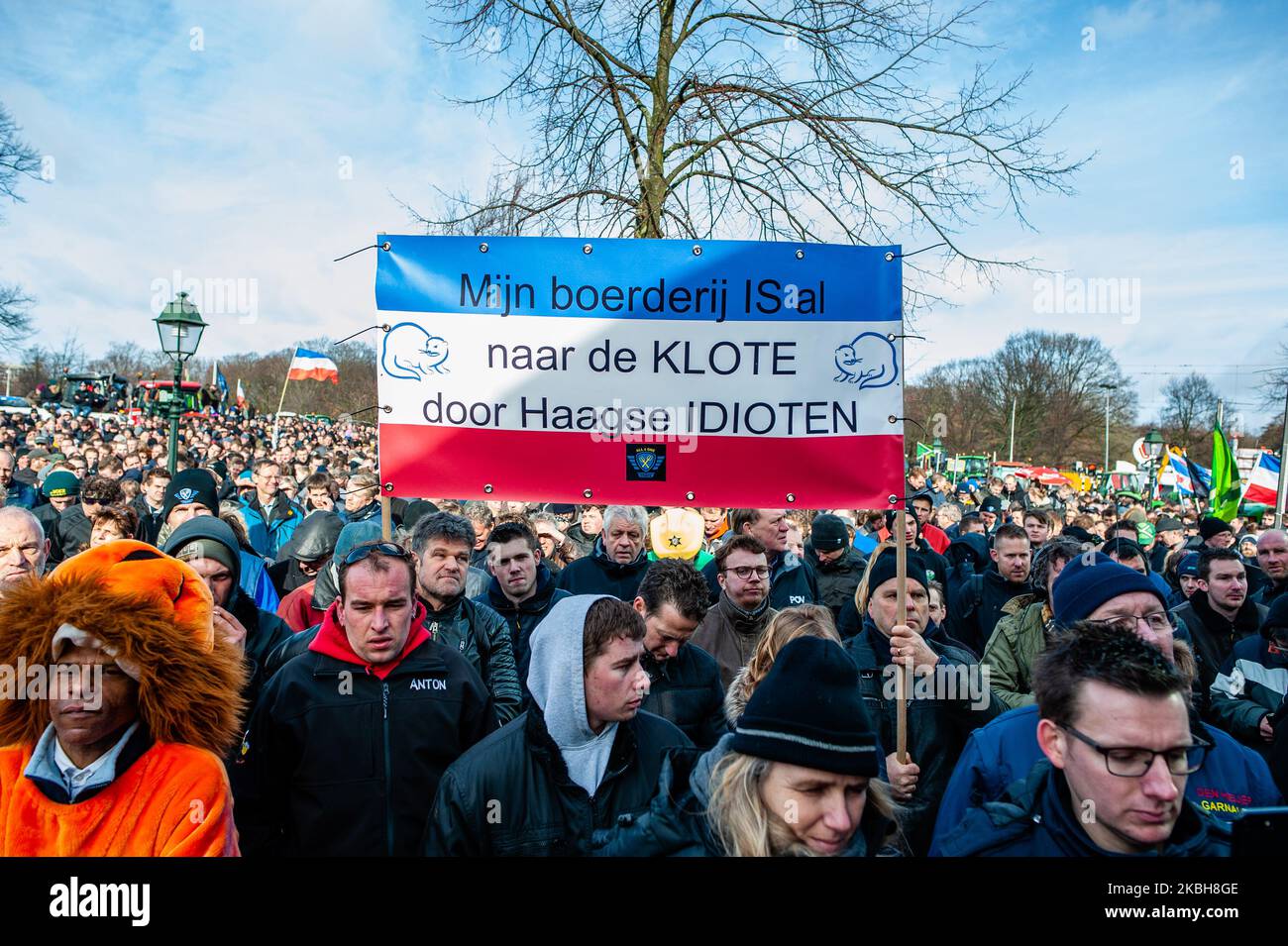 Während der neuen Protestkampagne der niederländischen Bauern in Den Haag am 19. Februar 2020 ist ein Plakat in der Mitte von Tausenden von Bauern zu sehen. (Foto von Romy Arroyo Fernandez/NurPhoto) Stockfoto