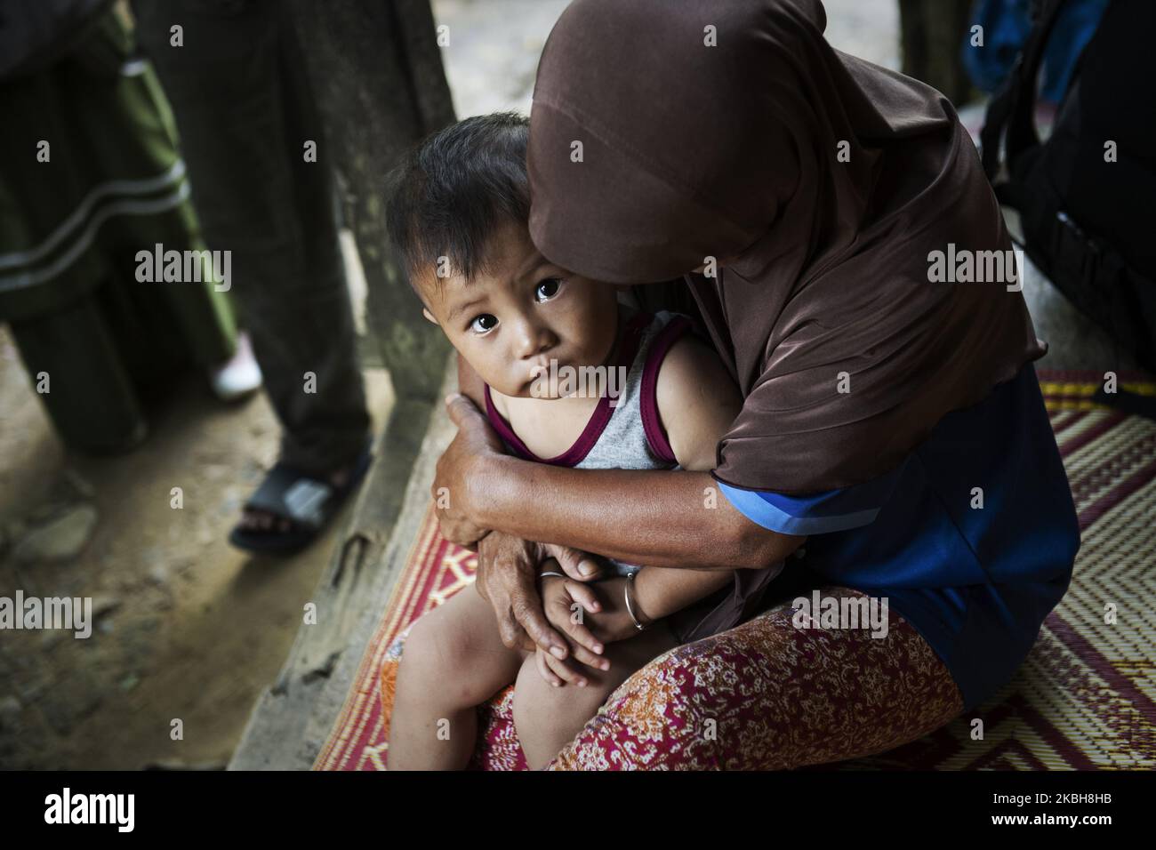 Duwaesong, 50, hält ihr Enkelkind Darwish am 28. Juni 2019 in enger Umarmung vor ihrem Haus in der Provinz Narathiwat, Südthailand. Der erste Prozess ihres Sohnes ist einen halben Monat entfernt und sie glaubt an seine Unschuld. (Foto von Yusuke Harada/NurPhoto) Stockfoto