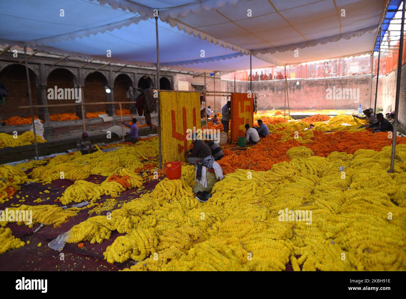 Indische Wanderarbeiter arrangieren Blumen, um die Räumlichkeiten des Pashupatinath-Tempels für die bevorstehende Maha Shivaratri-Festveranstaltung am Mittwoch, den 19. Februar 2020 in Kathmandu, Nepal, zu schmücken. Indian Business man spendet Nettowert von NRS. 20 Millionen Rupien von Blumen, um den Pashupatinath-Tempel zu schmücken. (Foto von Narayan Maharjan/NurPhoto) Stockfoto