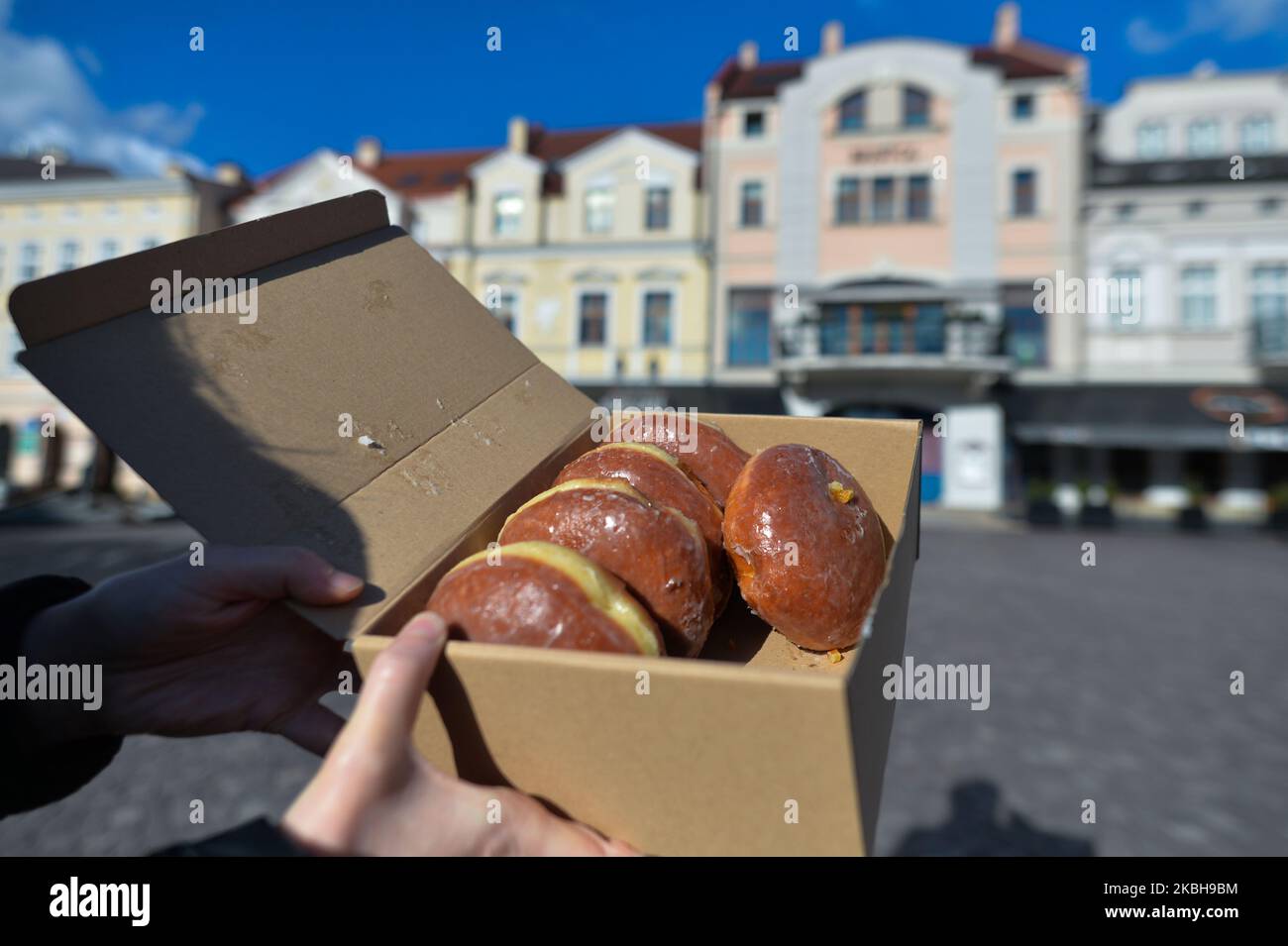 Eine Dame hält eine Kiste mit polnischen Donuts, genannt 'P?czki', die am Vorabend des Fat Thursday in Rzeszow gekauft wurde. Jeden Februar werden Polen und Polen am „Fat Thursday“, dem letzten Donnerstag vor dem Aschermittwoch und dem Beginn der Fastenzeit, „Nüsse“ für Donuts machen. In den USA und Kanada wird der „P?czki Day“ in Städten mit einer beträchtlichen polnischen Diaspora wie Chicago, Michigan und Detroit gefeiert, aber die Süßigkeiten werden am Faschingsdienstag (oder Fat Tuesday) und nicht wie auf dem alten Kontinent am Fat Thursday gegessen. Am Mittwoch, den 19. Februar 2020, in Rzeszow, Polen. (Foto von Artur Widak/NurPhoto) Stockfoto