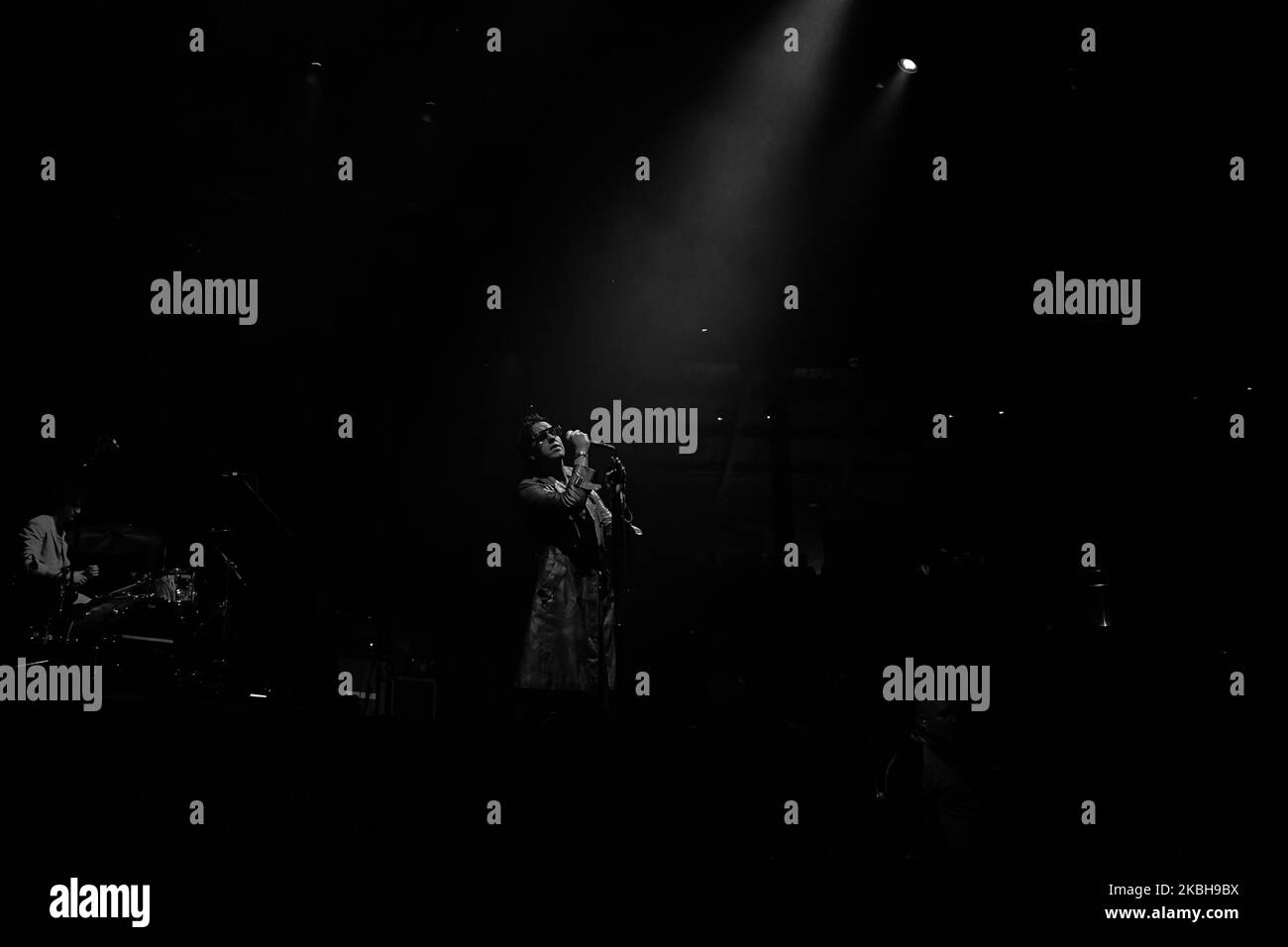 (ANMERKUNG DER REDAKTION: Image was converted to black and white) die amerikanische Indie-Rock-Band The Strokes spielt am 19. Februar 2020 live im Roundhouse, London. The Strokes sind eine amerikanische Rockband aus New York City, bestehend aus Sänger Julian Casablancas, Leadgitarrist Nick Valensi, Rhythmusgitarrist Albert Hammond Jr., Bassist Nikolai Fraiture und Schlagzeuger Fabrizio Moretti. (Foto von Alberto Pezzali/NurPhoto) Stockfoto