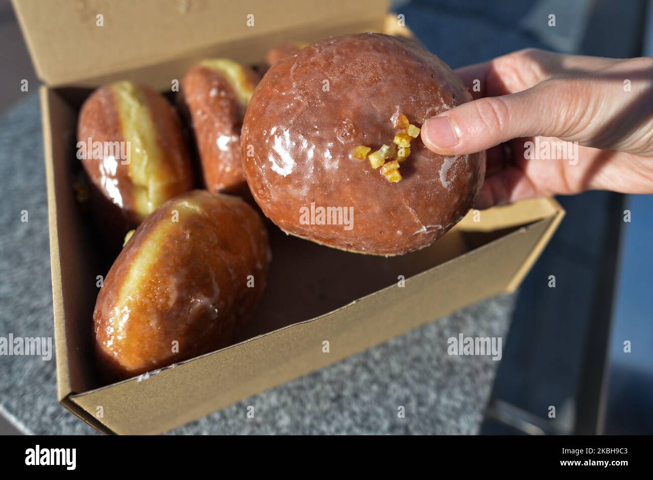 Eine Dame hält einen frisch zubereiteten polnischen Donut namens „P?czek“, der am Vorabend des Fat Thursday in Rzeszow gekauft wurde. Jeden Februar werden Polen und Polen am „Fat Thursday“, dem letzten Donnerstag vor dem Aschermittwoch und dem Beginn der Fastenzeit, „Nüsse“ für Donuts machen. In den USA und Kanada wird der „P?czki Day“ in Städten mit einer beträchtlichen polnischen Diaspora wie Chicago, Michigan und Detroit gefeiert, aber die Süßigkeiten werden am Faschingsdienstag (oder Fat Tuesday) und nicht wie auf dem alten Kontinent am Fat Thursday gegessen. Am Mittwoch, den 19. Februar 2020, in Rzeszow, Polen. (Foto von Artur Widak/NurPhoto) Stockfoto