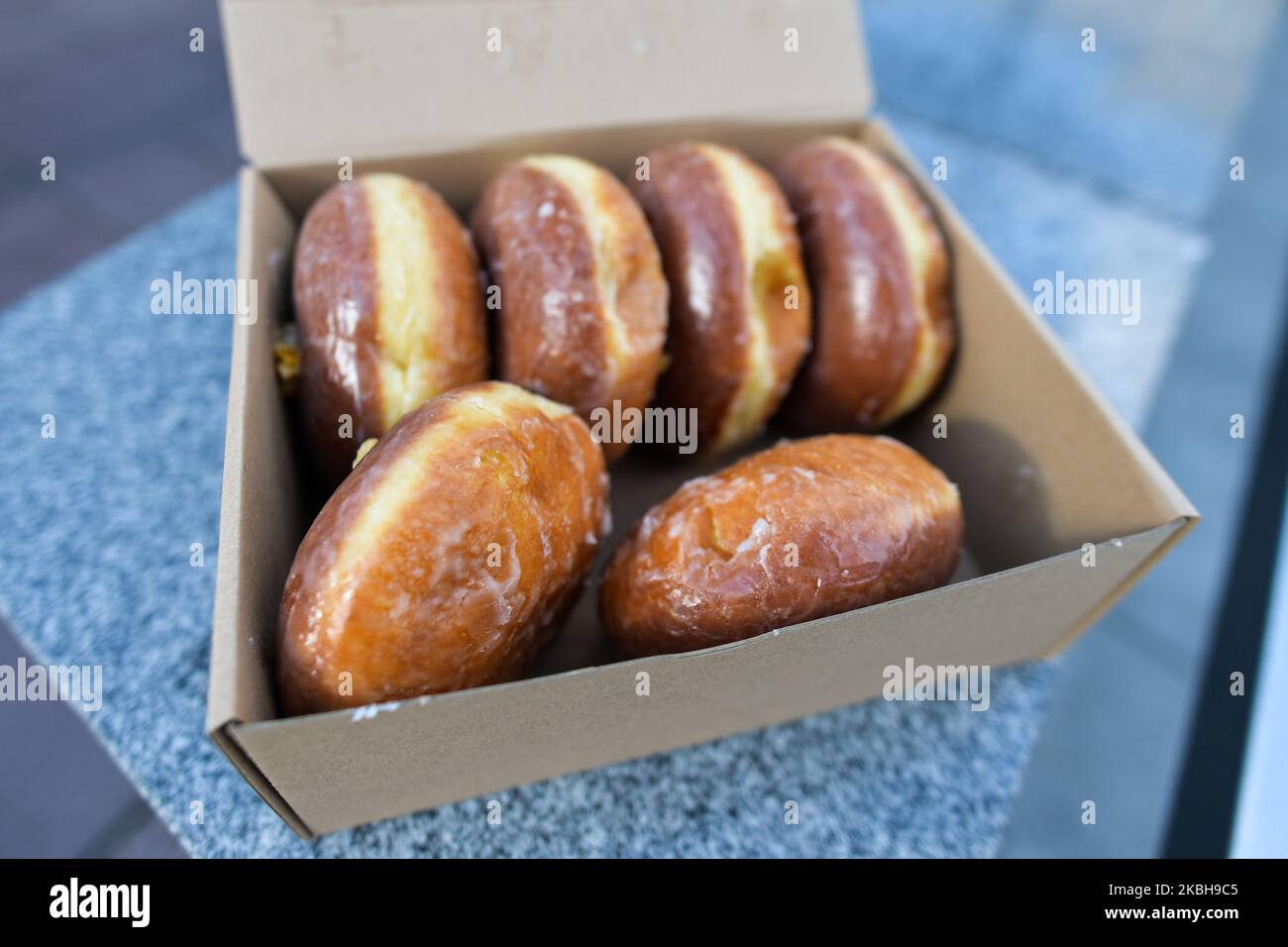 Eine Papierkiste mit frisch zubereiteten polnischen Donuts, genannt 'P?czki', die am Vorabend des Fat Thursday in Rzeszow gekauft wurde. Jeden Februar werden Polen und Polen am „Fat Thursday“, dem letzten Donnerstag vor dem Aschermittwoch und dem Beginn der Fastenzeit, „Nüsse“ für Donuts machen. In den USA und Kanada wird der „P?czki Day“ in Städten mit einer beträchtlichen polnischen Diaspora wie Chicago, Michigan und Detroit gefeiert, aber die Süßigkeiten werden am Faschingsdienstag (oder Fat Tuesday) und nicht wie auf dem alten Kontinent am Fat Thursday gegessen. Am Mittwoch, den 19. Februar 2020, in Rzeszow, Polen. (Foto von Artur Widak/NurPhoto) Stockfoto