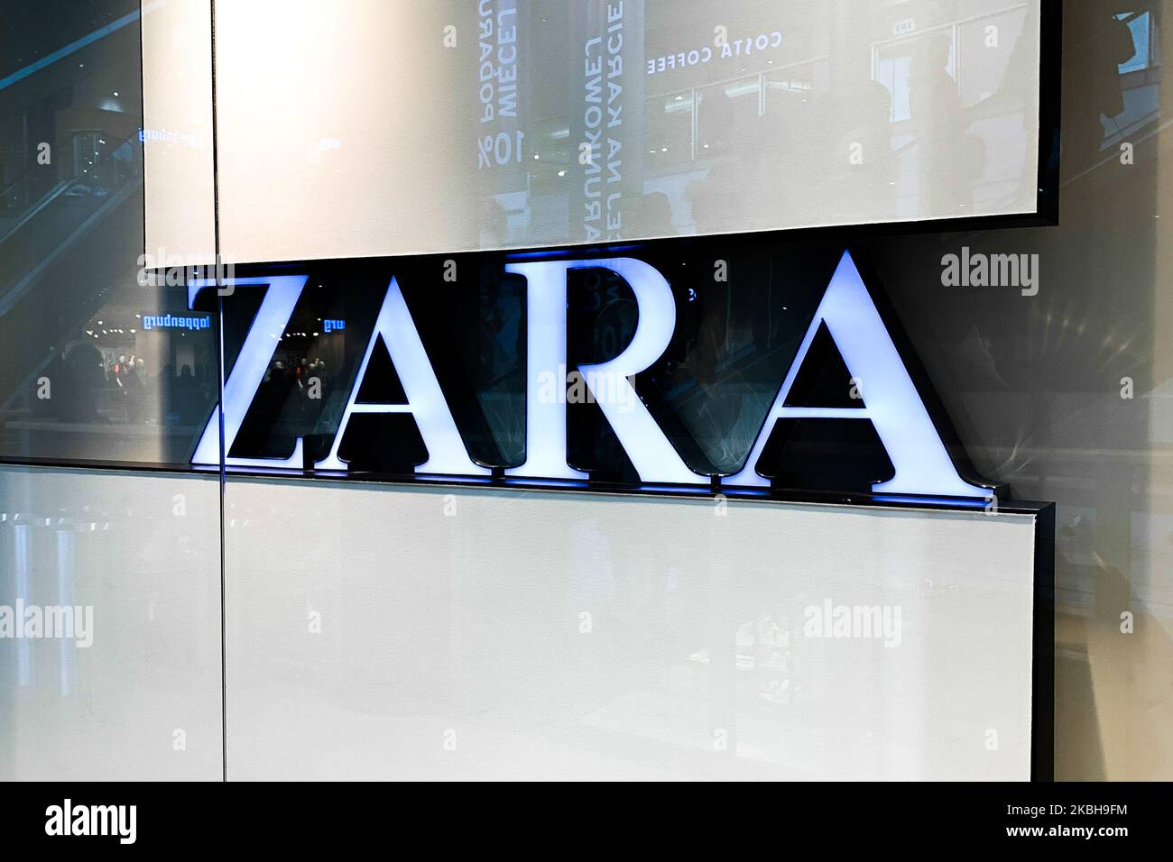 DAS ZARA-Logo ist am 18. Februar 2020 im Einkaufszentrum in Krakau, Polen, zu sehen. (Foto von Jakub Porzycki/NurPhoto) Stockfoto