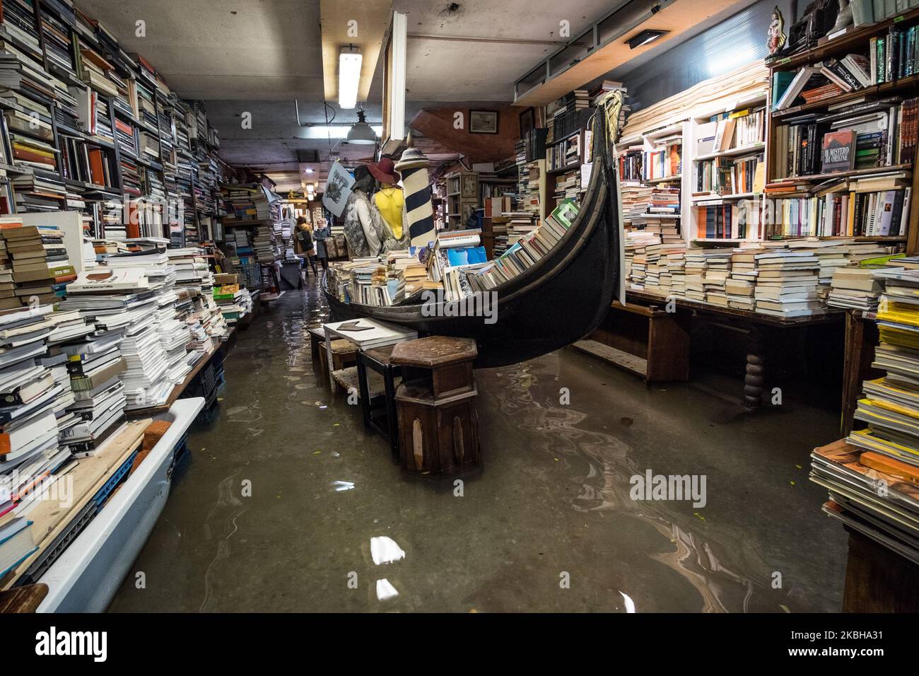 Die 'Libreria Acqua Alta', einer der historischen Buchläden Venedigs, wurde während des Notstands, der die Stadt in Venedig, Italien, am 17. November 2019 betraf, überflutet. (Foto von Marco Panzetti/NurPhoto) Stockfoto