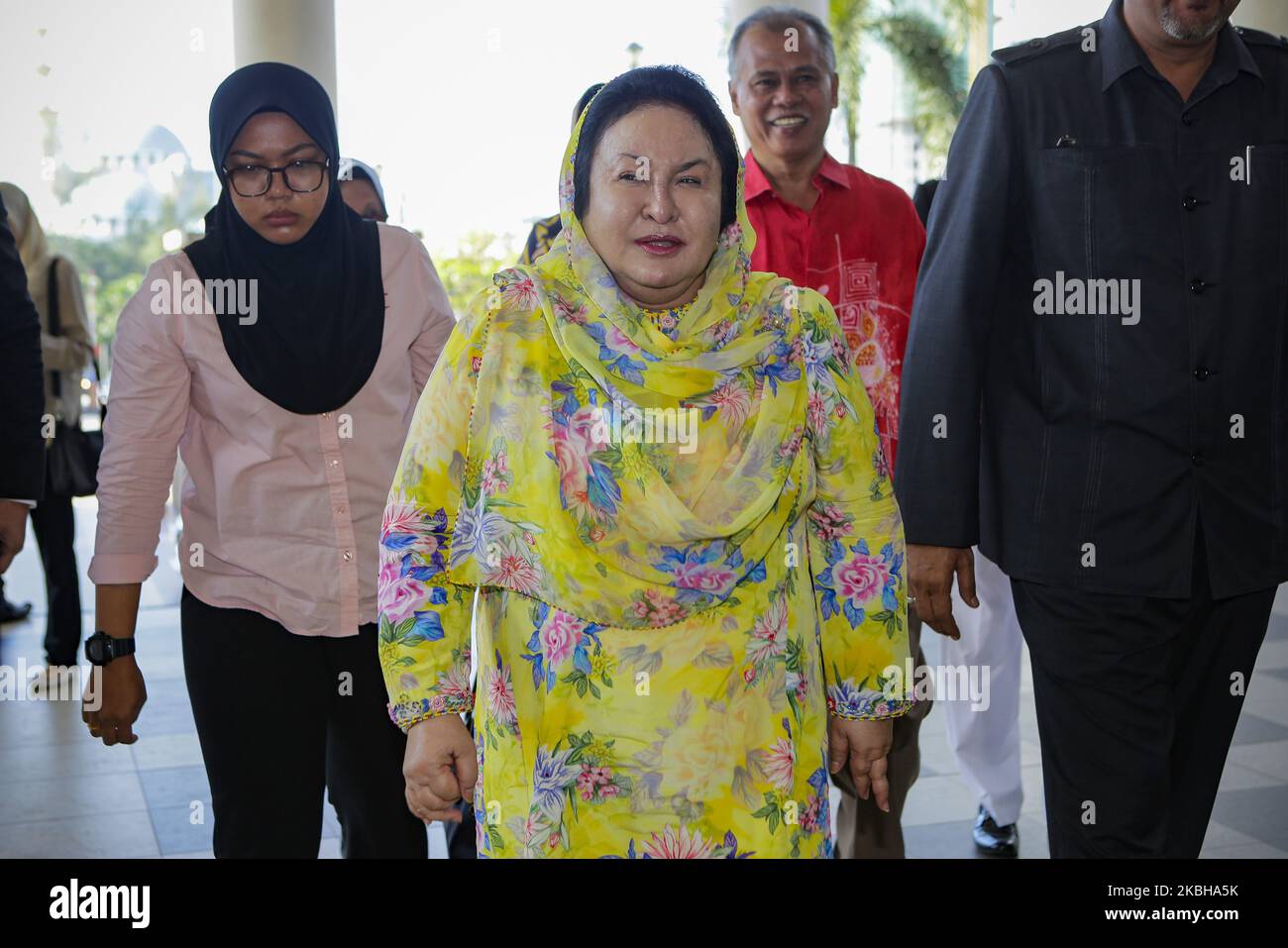 Rosmah Mansor (C), Ehefrau von Malaysias Ex-Premierminister Najib Razak, trifft am 20. Februar 2020 am Obersten Gerichtshof von Kuala Lumpur in Kulala, Malaysia, ein. Rosmah Mansor steht vor Gericht wegen angeblicher Veruntreuung von Mitteln für die Installation von Solarmodulen an mehreren ländlichen Schulen in Sarawak. Stockfoto