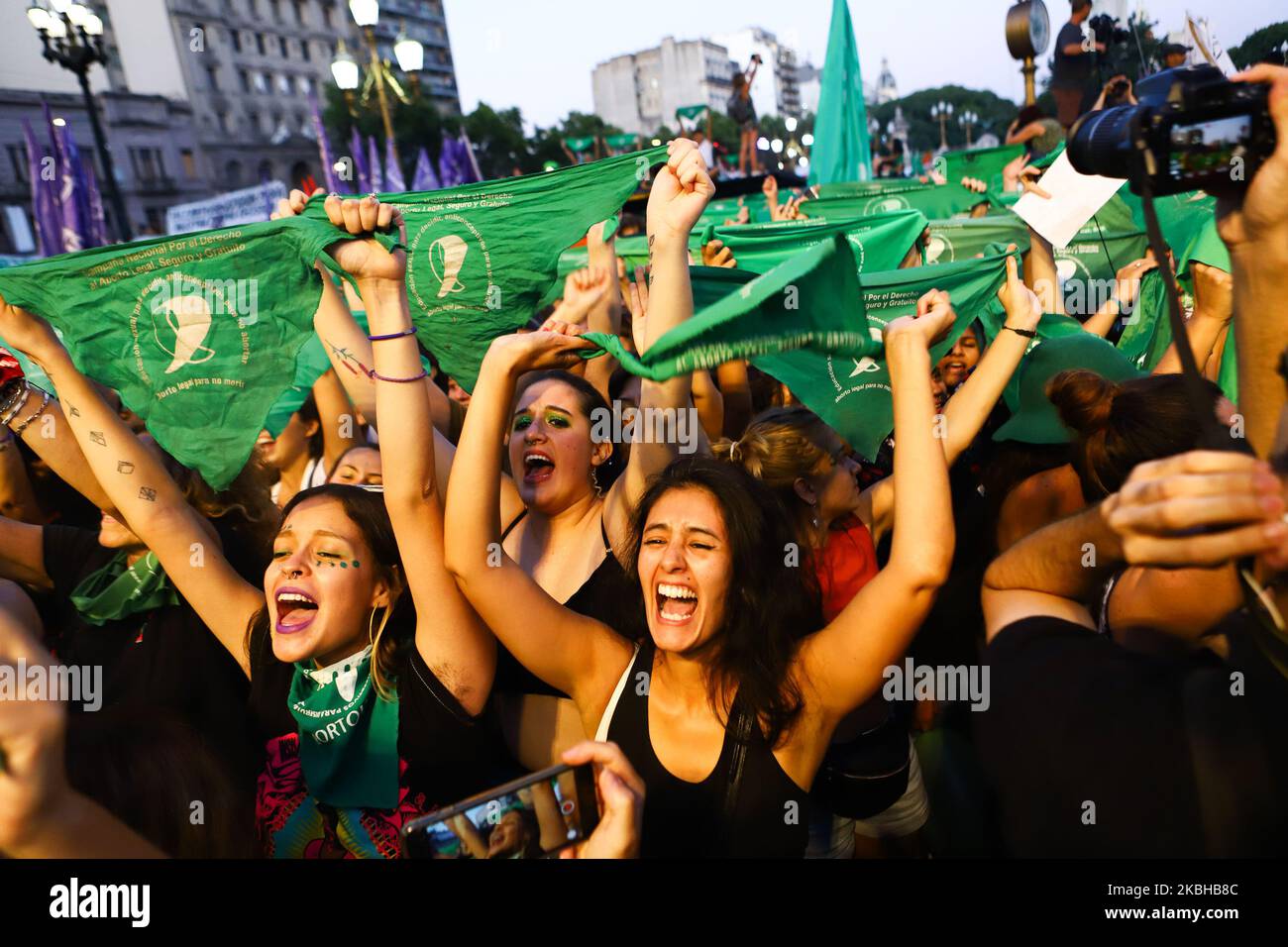 Pro-Aktivisten für legale Abtreibungen rufen während einer Demonstration als Teil eines grünen 'pañuelazo' Slogans für legale Abtreibung auf, um das Recht auf legale, sichere und freie Abtreibung außerhalb des Nationalkongresses zu fordern. Am 19. Februar 2020 in Buenos Aires, Argentinien. (Foto von Matías Baglietto/NurPhoto) Stockfoto