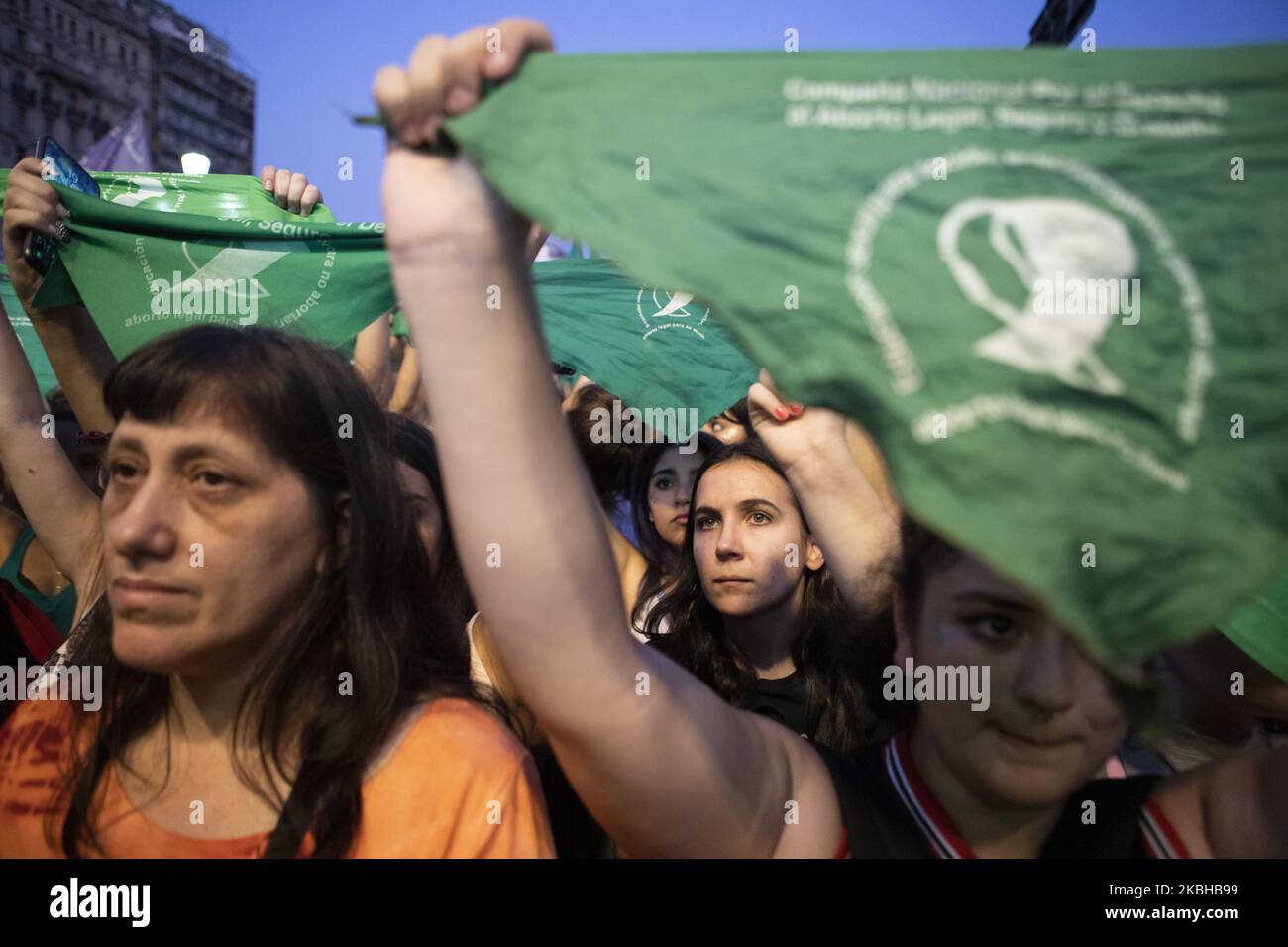 Pro-Aktivisten für legale Abtreibungen rufen Slogans auf, die während einer Demonstration als Teil eines grünen 'pañuelazo' auffallen, um das Recht auf legale, sichere und kostenlose Abtreibung außerhalb des Nationalkongresses zu fordern. Am 19. Februar 2020 in Buenos Aires, Argentinien. (Foto von Matías Baglietto/NurPhoto) Stockfoto