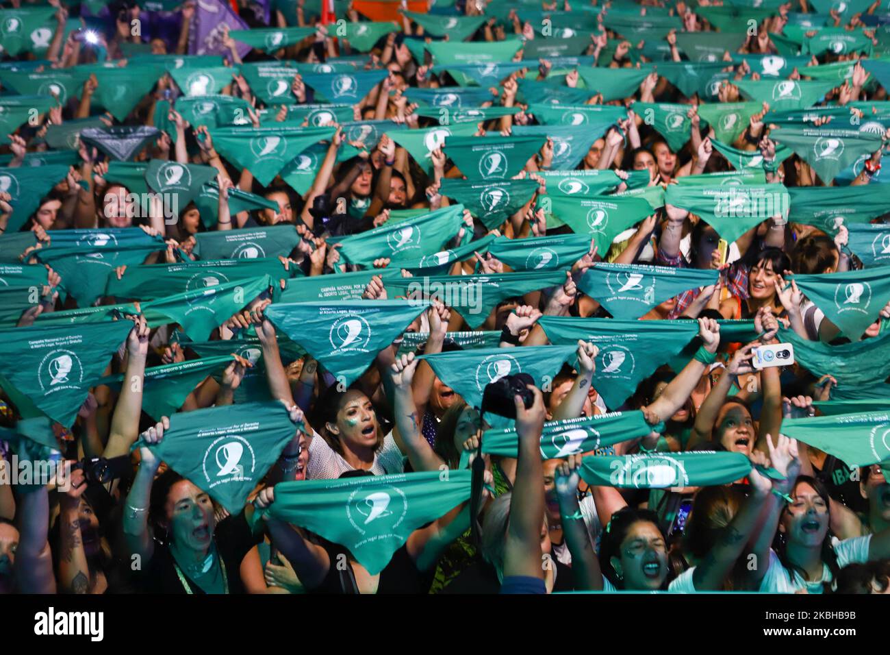 Pro-Abtreibungsaktivisten heben ihre Taschentücher während einer Demonstration als Teil eines grünen 'pañuelazo', um das Recht auf legale, sichere und freie Abtreibung außerhalb des Nationalkongresses zu fordern. Am 19. Februar 2020 in Buenos Aires, Argentinien. (Foto von Matías Baglietto/NurPhoto) Stockfoto