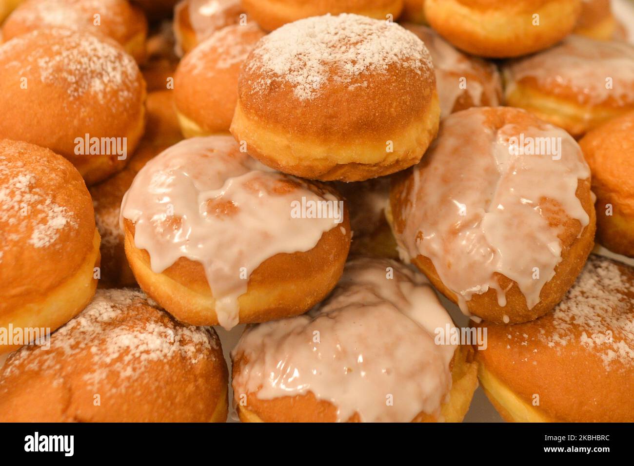 Polnische Donuts, die am Fat Thursday in Krakau zum Verkauf angeboten werden. Jeden Februar werden Polen und Polen am „Fat Thursday“, dem letzten Donnerstag vor dem Aschermittwoch und dem Beginn der Fastenzeit, „Nüsse“ für Donuts machen. In den USA und Kanada wird der „P?czki Day“ in Städten mit einer beträchtlichen polnischen Diaspora wie Chicago, Michigan und Detroit gefeiert, aber die Süßigkeiten werden am Faschingsdienstag (oder Fat Tuesday) und nicht wie auf dem alten Kontinent am Fat Thursday gegessen. Am Donnerstag, den 20. Februar 2020, in Krakau, Polen. (Foto von Artur Widak/NurPhoto) Stockfoto