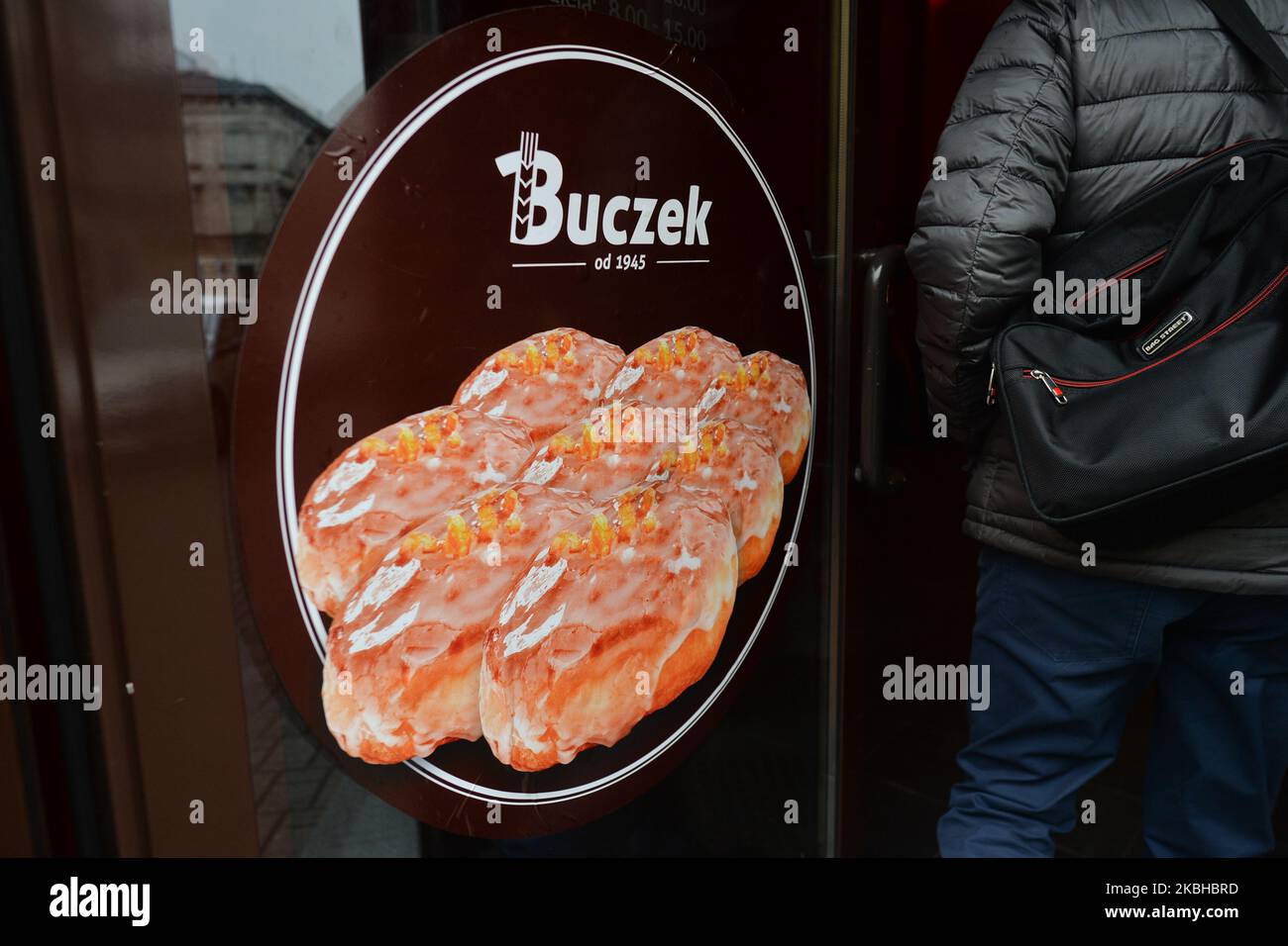 Polnische Donuts in Krakaus Bäckerei Buczek am Fat Thursday gesehen. Jeden Februar werden Polen und Polen am „Fat Thursday“, dem letzten Donnerstag vor dem Aschermittwoch und dem Beginn der Fastenzeit, „Nüsse“ für Donuts machen. In den USA und Kanada wird der „P?czki Day“ in Städten mit einer beträchtlichen polnischen Diaspora wie Chicago, Michigan und Detroit gefeiert, aber die Süßigkeiten werden am Faschingsdienstag (oder Fat Tuesday) und nicht wie auf dem alten Kontinent am Fat Thursday gegessen. Am Donnerstag, den 20. Februar 2020, in Krakau, Polen. (Foto von Artur Widak/NurPhoto) Stockfoto
