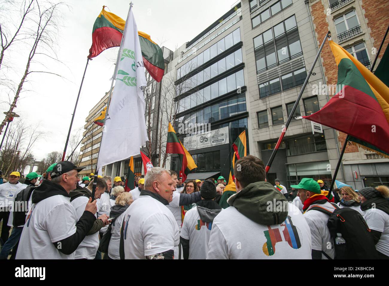 Traktoren und Bauern aus Litauen und den baltischen Ländern mit baltischen Bauern, nicht Second Class und nicht CAP Fairness auf ihren T-Shirts gedruckt, wie bei einer Demonstration - Protestaktion des European Milk Board, der Föderation der europäischen Milchbauern, Vor dem Gebäude der Europäischen Institutionen in Brüssel, Belgien außerhalb des Europäischen Rates auf dem während eines Sondergipfels des Europäischen Rates zur Erörterung des nächsten langfristigen Haushaltsplans der Europäischen Union (EU). 20. Februar 2020 (Foto von Nicolas Economou/NurPhoto) Stockfoto