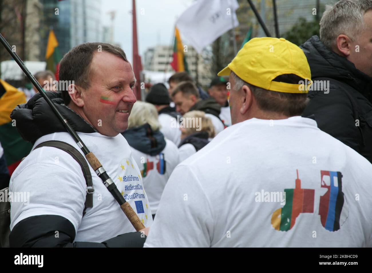 Traktoren und Bauern aus Litauen und den baltischen Ländern mit baltischen Bauern, nicht Second Class und nicht CAP Fairness auf ihren T-Shirts gedruckt, wie bei einer Demonstration - Protestaktion des European Milk Board, der Föderation der europäischen Milchbauern, Vor dem Gebäude der Europäischen Institutionen in Brüssel, Belgien außerhalb des Europäischen Rates auf dem während eines Sondergipfels des Europäischen Rates zur Erörterung des nächsten langfristigen Haushaltsplans der Europäischen Union (EU). 20. Februar 2020 (Foto von Nicolas Economou/NurPhoto) Stockfoto