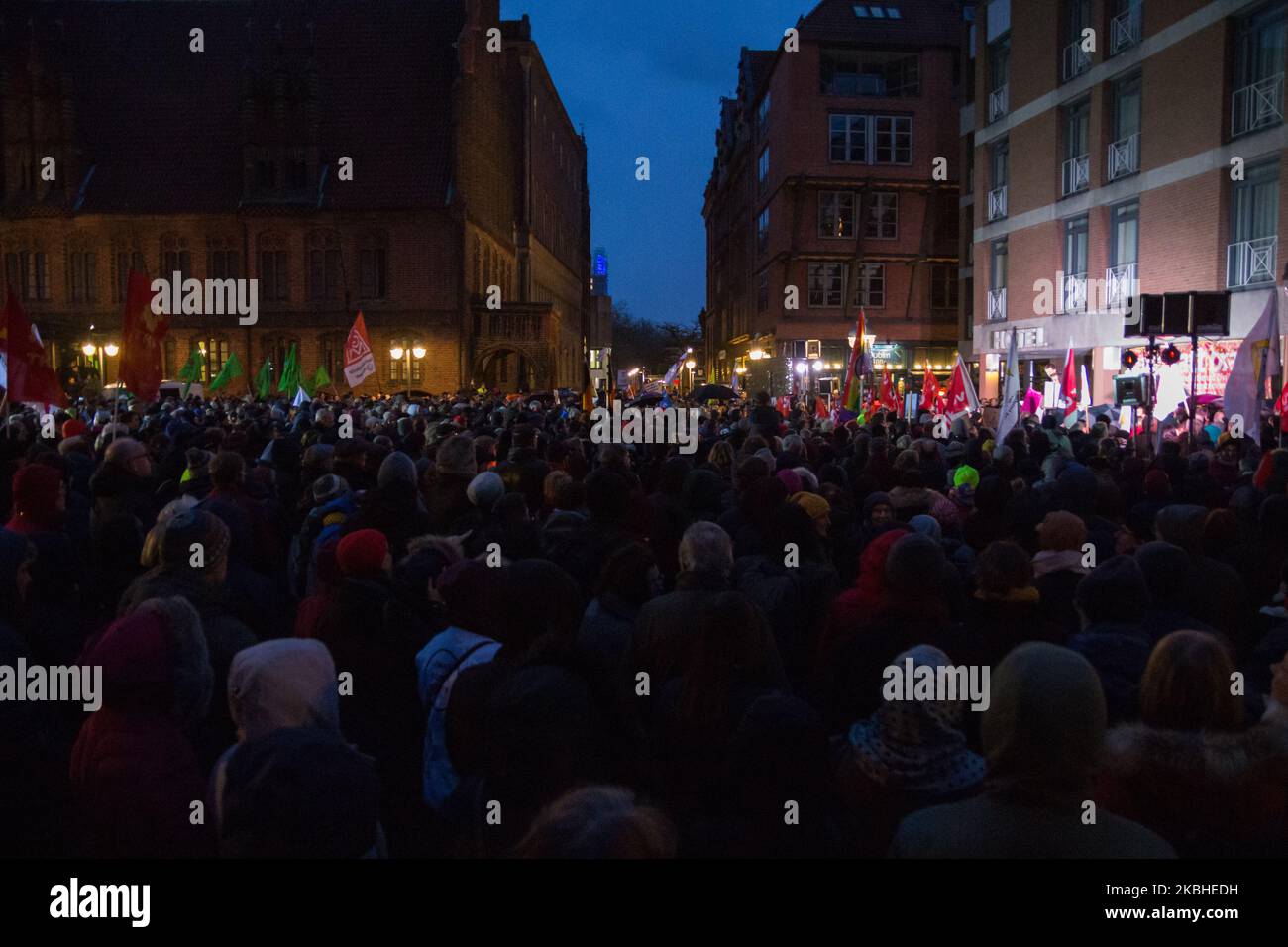 Unter dem Motto "Hannover gegen Rassismus und für Vielfalt" haben am 21. Februar 2020 rund 3.000 Menschen in Hannover ein Beispiel gegen Rechtsextremismus gesetzt. Das lokale Bündnis 'Bunt statt Braun', zivilgesellschaftliche Organisationen und Religionsgemeinschaften hatten zu 'bunt statt braun' aufgerufen. Die Redner erklärten nachdrücklich, dass Rassismus und Hass in dieser Gesellschaft keinen Platz haben. (Foto von Peter Niedung/NurPhoto) Stockfoto