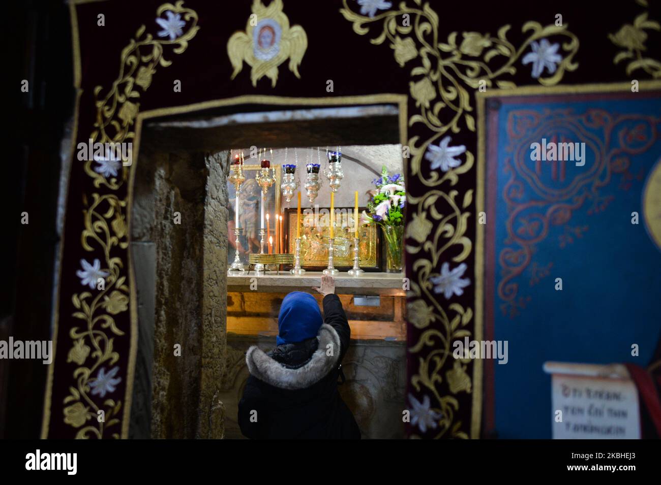 Ein Besucher betet am Grab der Jungfrau Maria - Kirche des Grabes der Heiligen Maria, ein christliches Grab im Kidron-Tal - am Fuße des Ölbergs in Jerusalem, der von den östlichen Christen als Begräbnisstätte Mariens, der Mutter Jesu, geglaubt wird. Am Freitag, den 7. Februar 2020, in Jerusalem, Israel. (Foto von Artur Widak/NurPhoto) Stockfoto