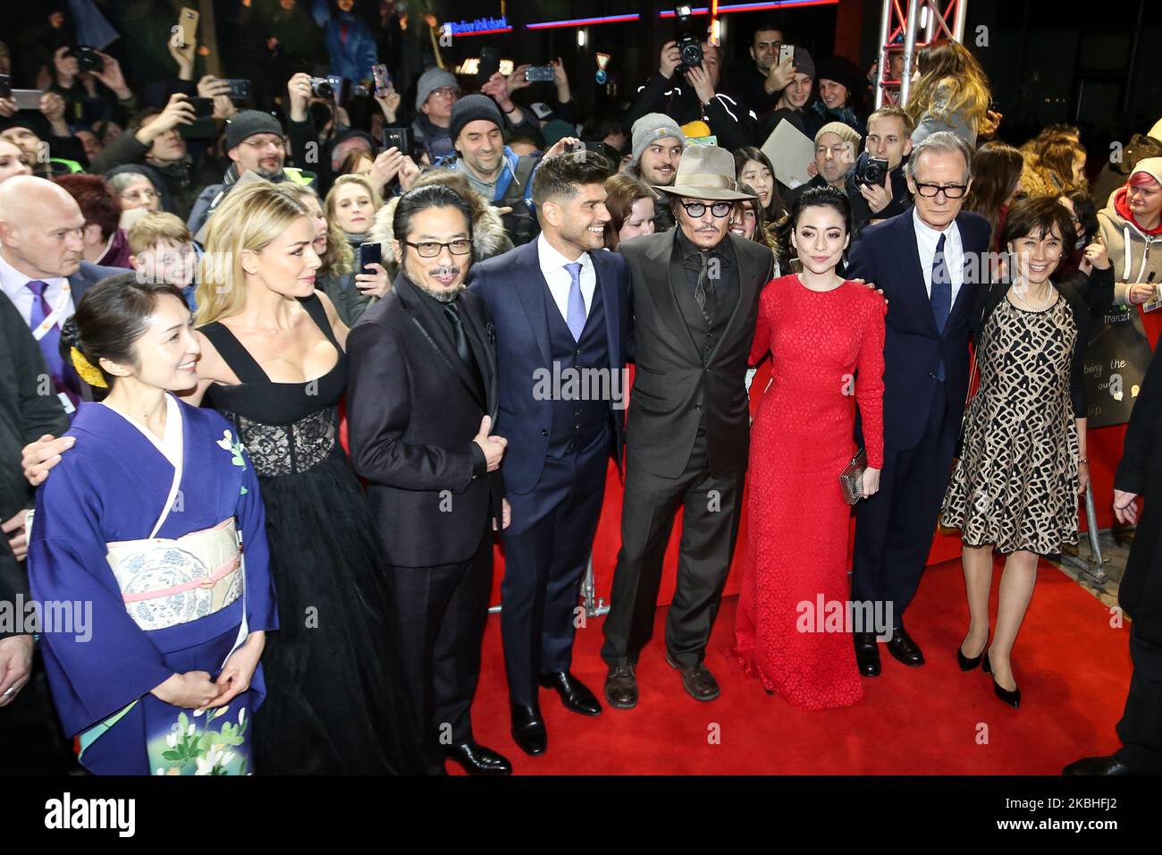 Akiko Iwase, Katherine Jenkins, Hiroyuki Sanada, Johnny Depp, Minami, regisseur Andrew Levitas, Johnny Depp, Minami und Bill Nighy und Aileen Mioko Smith treffen am 21. Februar 2020 auf einem roten Karper vor der Vorführung von Minamata mocie während der Berlinale 70. im Friedrichstadt-Palast in Berlin ein. (Foto von Dominika Zarzycka/NurPhoto) Stockfoto