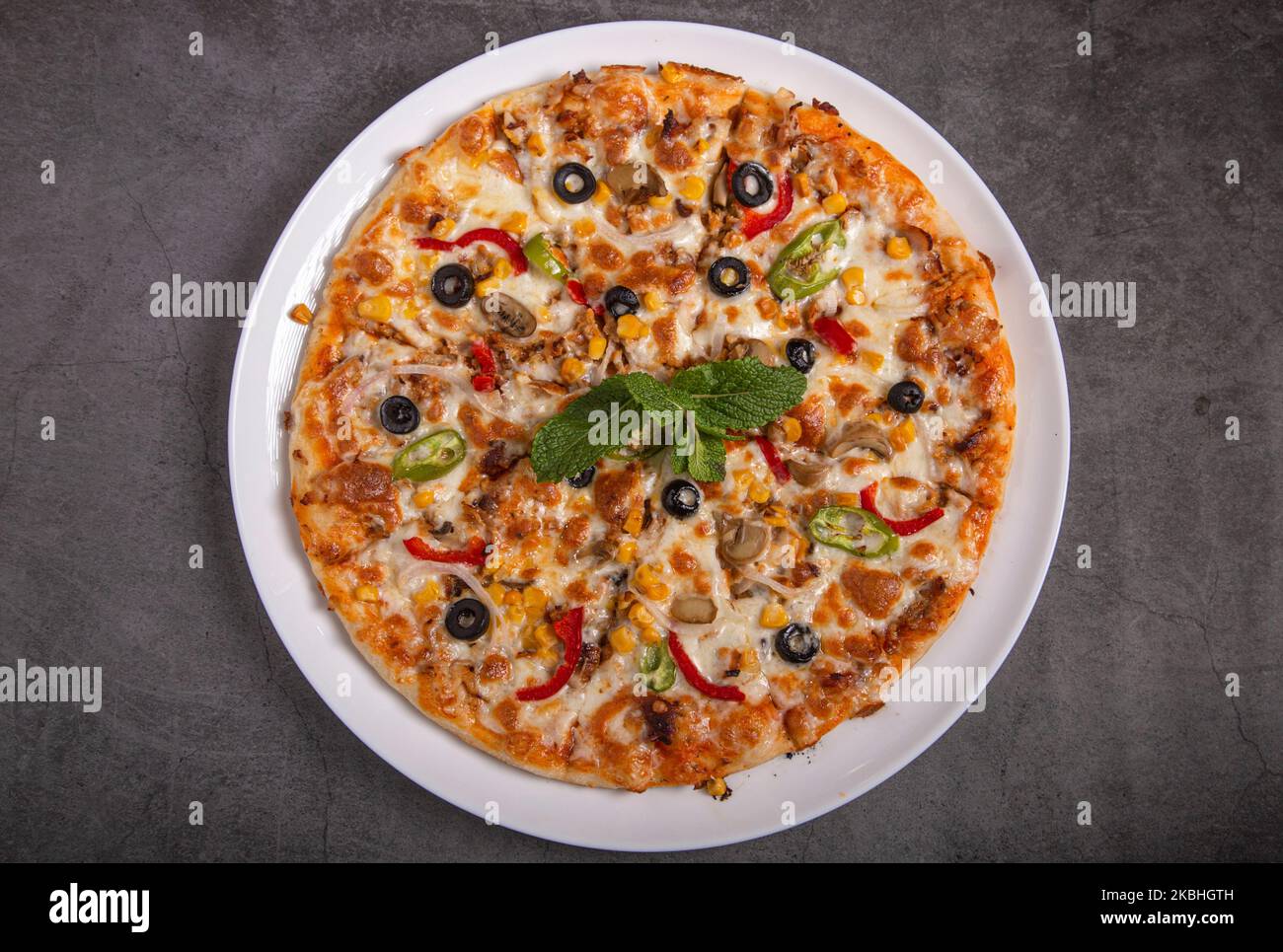 Traditionelle Kebab-Pizza auf rustikalem Hintergrund Stockfoto