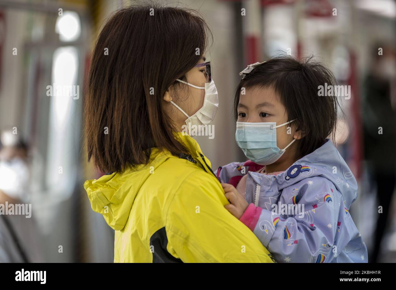 Am 22. Februar 2020 wird in Hongkong, China, ein Kind mit einer Maske in einem MTR-Zug gesehen. Das Coronavirus oder Covid-19, das aus Wuhan China stammt, hat bis heute über 77.000 infiziert und 2361 weltweit getötet. (Foto von Vernon Yuen/NurPhoto) Stockfoto