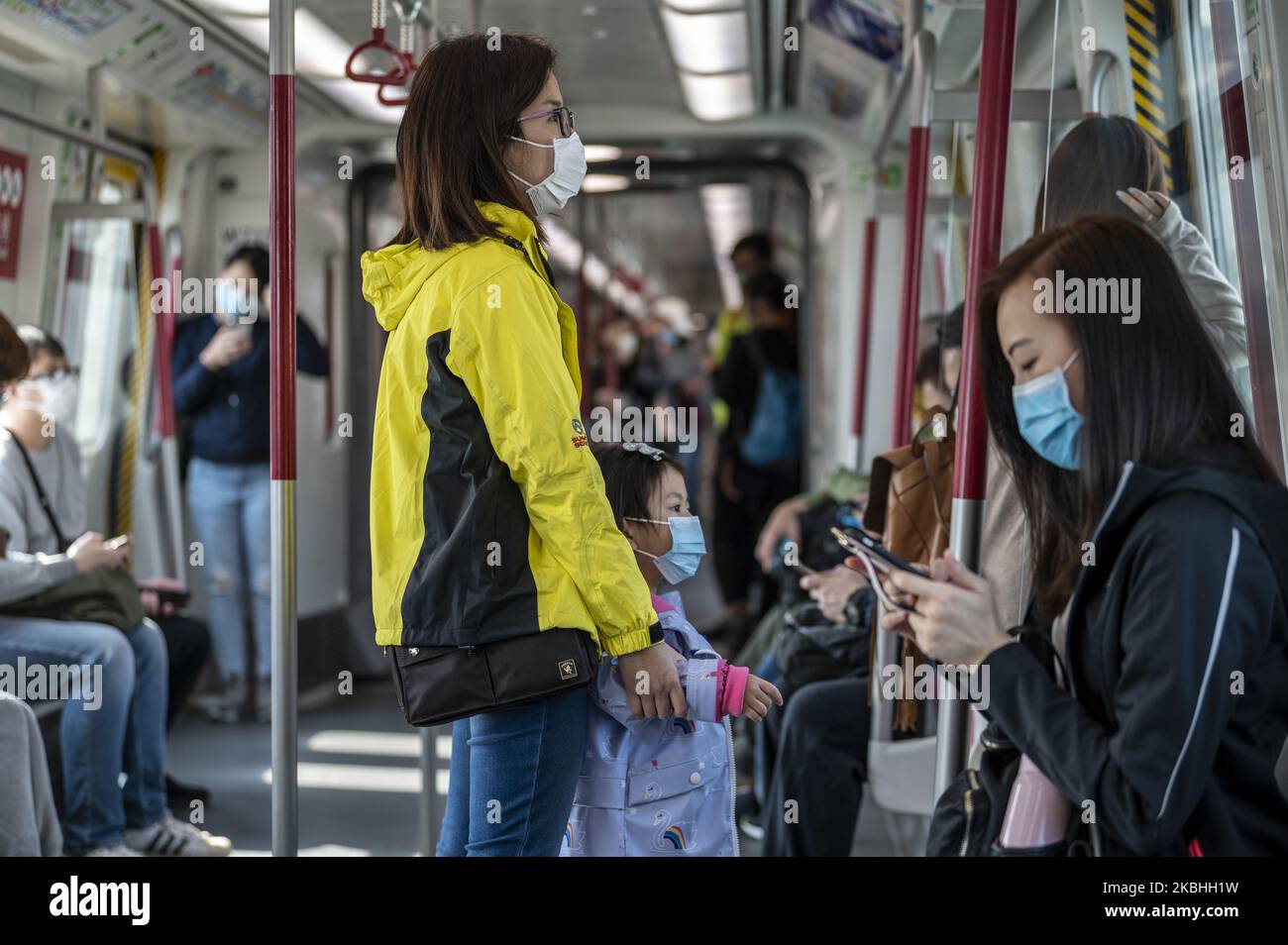 Am 22. Februar 2020 werden in einem MTR-Zug in Hongkong, China, maskierte Menschen gesehen. Das Coronavirus oder Covid-19, das aus Wuhan, China stammt, hat bis heute über 77.000 Menschen infiziert und 2361 Menschen weltweit getötet. (Foto von Vernon Yuen/NurPhoto) Stockfoto