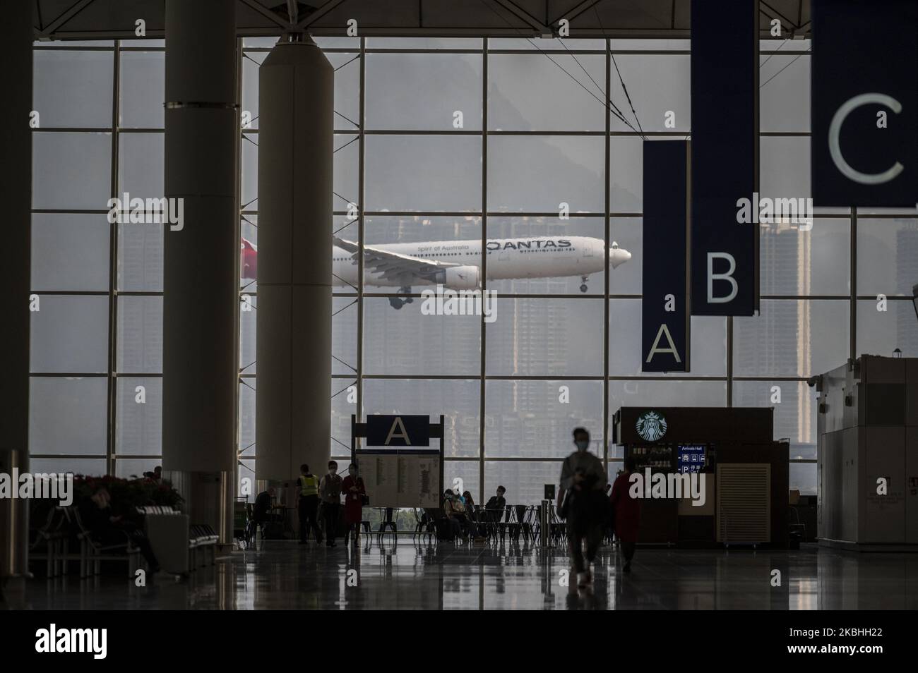 Am 22. Februar 2020 landet ein Qantas-Plan am Terminal auf dem Internationalen Flughafen Hongkong in Hongkong, China. Das aus Wuhan stammende Coronavirus oder Covid-19 hat bis heute über 77.000 Menschen infiziert und 2361 Menschen weltweit getötet. Die Passagierflüge nach und aus Hongkong sind um zwei Drittel zurückgefallen, da die Fluggesellschaften Flüge annulliert haben und die Reisenden aufgrund des Coronavirus in Hongkong stürzte. (Foto von Vernon Yuen/NurPhoto) Stockfoto