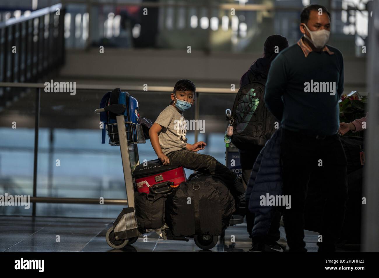 Am 22. Februar 2020 wird in Hongkong, China, ein maskierter Junge im Terminal des Internationalen Flughafens von Hongkong gesehen. Das Coronavirus oder Covid-19, das aus Wuhan, China stammt, hat bis heute über 77.000 Menschen infiziert und 2361 Menschen weltweit getötet. Die Passagierflüge nach und aus Hongkong sind um zwei Drittel zurückgefallen, da die Fluggesellschaften Flüge annulliert haben und die Reisenden aufgrund des Coronavirus in Hongkong stürzte. (Foto von Vernon Yuen/NurPhoto) Stockfoto