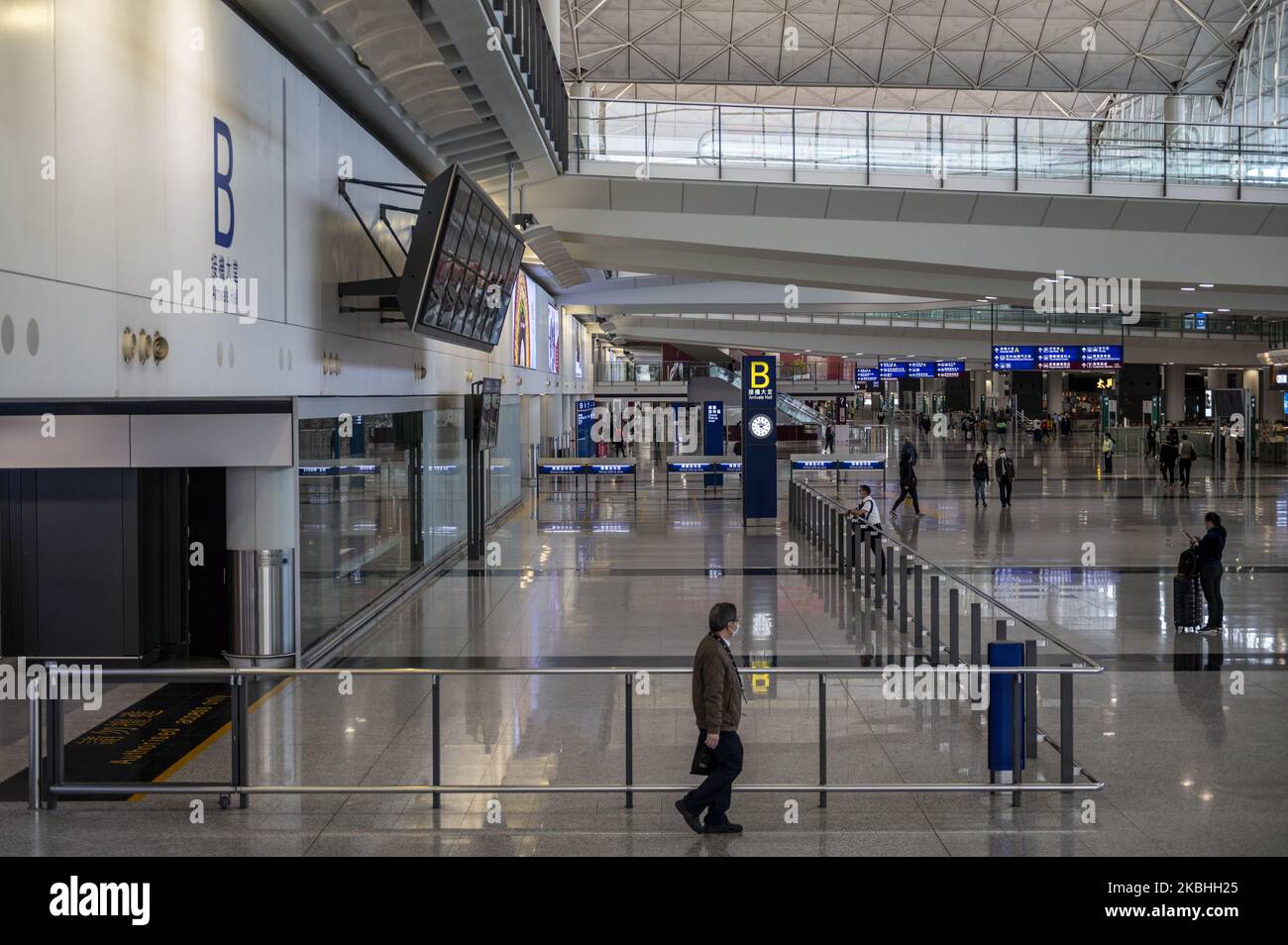 Eine Gesamtansicht der Ankunftshalle im Terminal des Internationalen Flughafens Hongkong am 22. Februar 2020 in Hongkong, China. Das Coronavirus oder Covid-19, das aus Wuhan China stammt, hat bis heute über 77.000 Menschen infiziert und 2361 Menschen weltweit getötet. Die Passagierflüge nach und aus Hongkong sind um zwei Drittel zurückgefallen, da die Fluggesellschaften Flüge annulliert haben und die Reisenden aufgrund des Coronavirus in Hongkong stürzte. (Foto von Vernon Yuen/NurPhoto) Stockfoto
