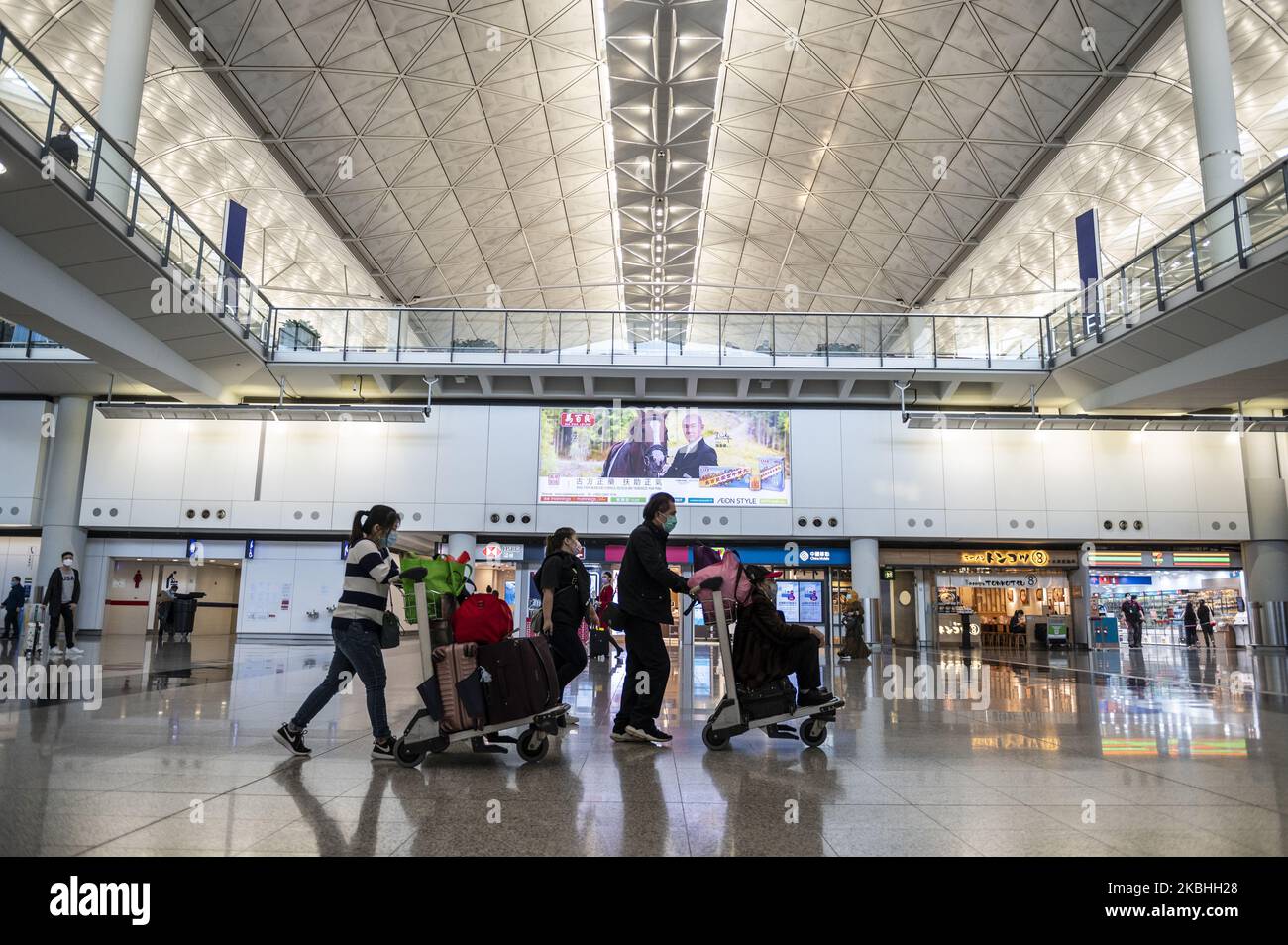 Am 22. Februar 2020 sind Passagiere, die den Gepäckwagen schieben, im Terminal des Internationalen Flughafens von Hongkong zu sehen. Das Coronavirus oder Covid-19, das aus Wuhan China stammt, hat bis heute über 77.000 Menschen infiziert und 2361 Menschen weltweit getötet. Die Passagierflüge nach und aus Hongkong sind um zwei Drittel zurückgefallen, da die Fluggesellschaften Flüge annulliert haben und die Reisenden aufgrund des Coronavirus in Hongkong stürzte. (Foto von Vernon Yuen/NurPhoto) Stockfoto