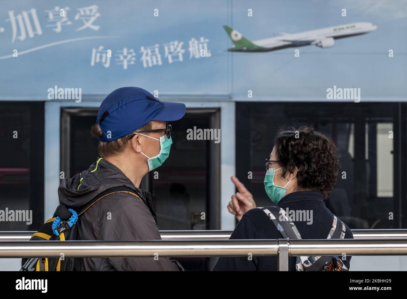 Am 22. Februar 2020 in Hongkong, China, steht ein Mann mit einer Maske vor einem Bus mit einem Flugzeugwerbeflugzeug auf dem Internationalen Flughafen Hongkong. Das Coronavirus oder Covid-19, das aus Wuhan, China stammt, hat bis heute über 77.000 infiziert und 2361 weltweit getötet. Die Passagierflüge nach und aus Hongkong sind um zwei Drittel zurückgefallen, da die Fluggesellschaften Flüge annulliert haben und die Reisenden aufgrund des Coronavirus in Hongkong stürzte. (Foto von Vernon Yuen/NurPhoto) Stockfoto