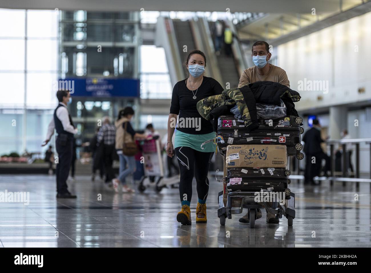 Am 22. Februar 2020 werden Passagiere in der Ankunftshalle im Terminal des Internationalen Flughafens von Hongkong in der Ankunftshalle mit Maske gesehen. Das Coronavirus oder Covid-19, das aus Wuhan China stammt, hat bis heute über 77.000 Menschen infiziert und 2361 Menschen weltweit getötet. Die Passagierflüge nach und aus Hongkong sind um zwei Drittel zurückgefallen, da die Fluggesellschaften Flüge annulliert haben und die Reisenden aufgrund des Coronavirus in Hongkong stürzte. (Foto von Vernon Yuen/NurPhoto) Stockfoto