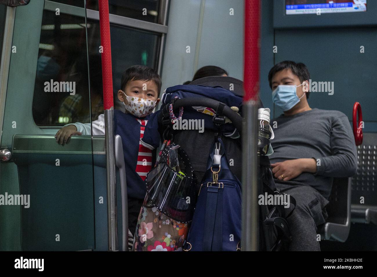 Ein Junge trägt eine Maske, als er am 22. Februar 2020 in Hongkong, China, im MTR-Zug fährt. Das Coronavirus oder Covid-19, das aus Wuhan, China stammt, hat bis heute über 77.000 infiziert und 2361 weltweit getötet. (Foto von Vernon Yuen/NurPhoto) Stockfoto