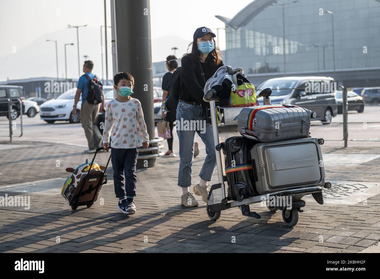 Am 22. Februar 2020 werden in Hongkong, China, eine Frau und ein Junge mit einer Maske auf dem Internationalen Flughafen Hongkong gesehen. Das Coronavirus oder Covid-19, das aus Wuhan, China stammt, hat bis heute über 77.000 infiziert und 2361 weltweit getötet. Die Passagierflüge nach und aus Hongkong sind um zwei Drittel zurückgefallen, da die Fluggesellschaften Flüge annulliert haben und die Reisenden aufgrund des Coronavirus in Hongkong stürzte. (Foto von Vernon Yuen/NurPhoto) Stockfoto