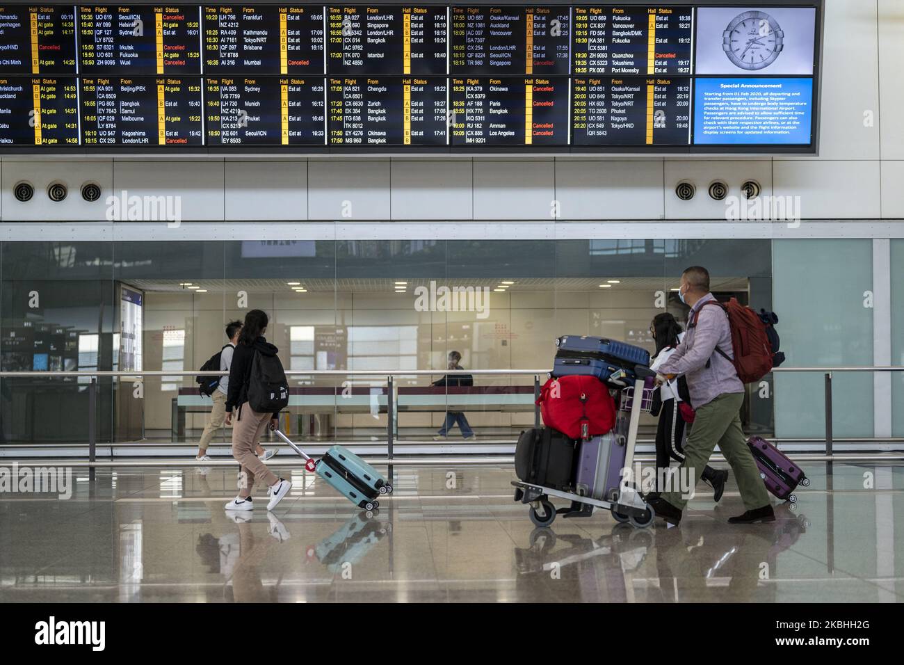 Am 22. Februar 2020 werden in Hongkong, China, Personen mit Gepäck im Terminal des Internationalen Flughafens von Hongkong gesehen. Das Coronavirus oder Covid-19, das aus Wuhan, China stammt, hat bis heute über 77.000 Menschen infiziert und 2361 Menschen weltweit getötet. Die Passagierflüge nach und aus Hongkong sind um zwei Drittel zurückgefallen, da die Fluggesellschaften Flüge annulliert haben und die Reisenden aufgrund des Coronavirus in Hongkong stürzte. (Foto von Vernon Yuen/NurPhoto) Stockfoto