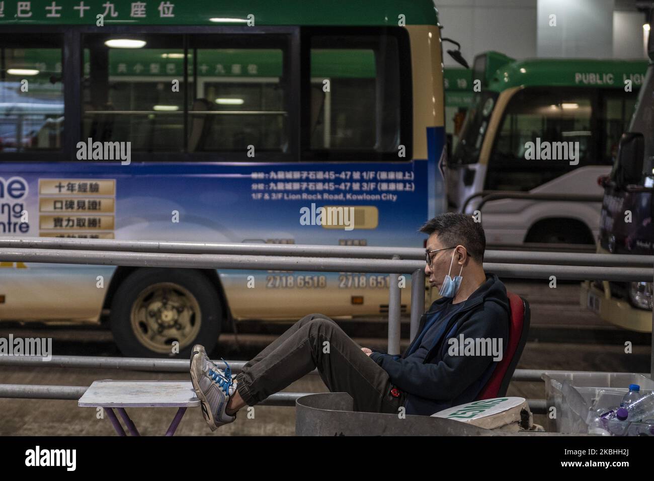 Ein Mann sitzt am 22. Februar 2020 in Hongkong, China, auf einem Stuhl mit heruntergezogener Maske in einem Minibus-Terminus. Das Coronavirus oder Covid-19, das aus Wuhan China stammt, hat bis heute über 77.000 infiziert und 2361 weltweit getötet. (Foto von Vernon Yuen/NurPhoto) Stockfoto