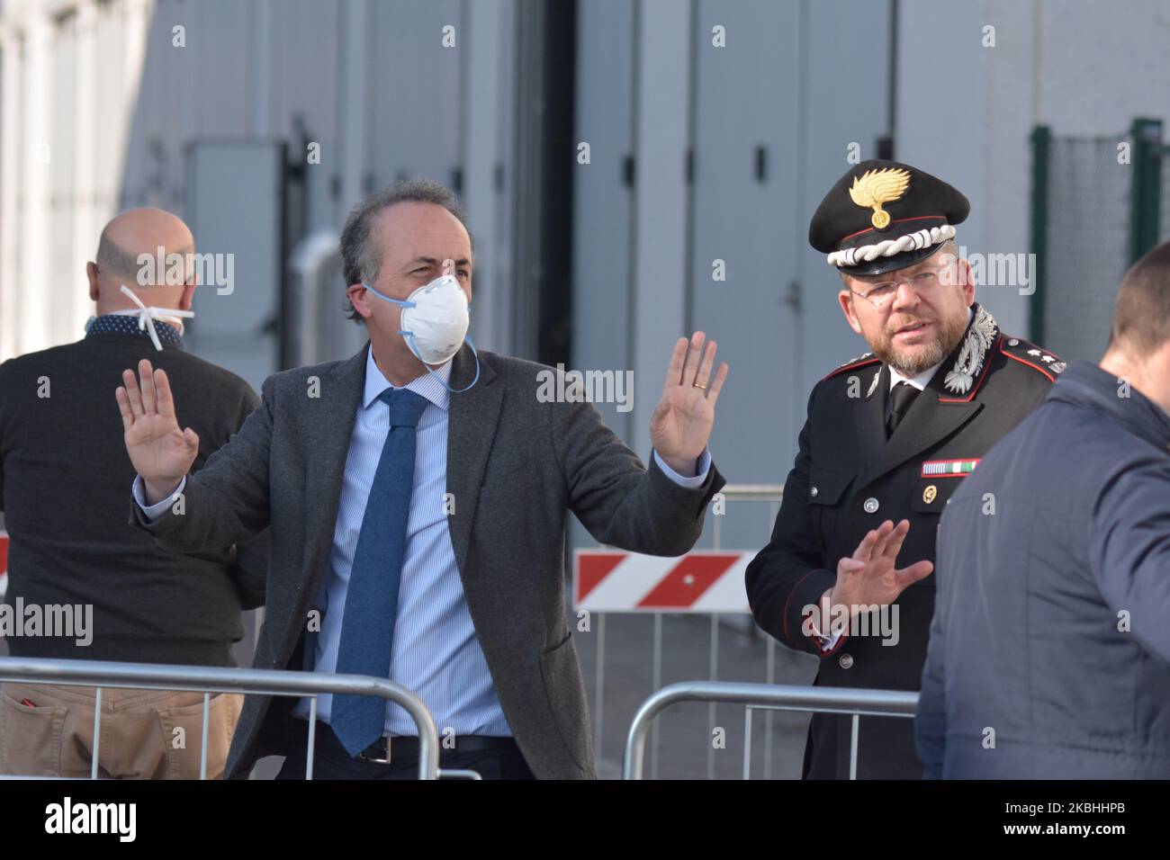 Der Quästor von Padua Dr. Paolo Fassari besucht am 22. Februar 2020 das Krankenhaus Schiavonia in der Provinz Padua, Italien, nachdem er das erste Opfer des Coronavirus in Italien war. Der Präsident der Region, Zaia, schrieb in den sozialen Medien, dass „während der Nacht der Katastrophenschutz des Veneto vorsorglich 12 Zelte für maximal 96 Plätze außerhalb des Krankenhauses von Schiavonia (Padua) aufgestellt hat, die für medizinisches Personal und medizinisches Personal zur Verfügung stehen“. Die Intervention ist Teil der Isolationsoperationen im Gebiet von Padua, wo sich die Infektion entwickelt hat. Italien ist das erste Land in Europa, das ein O hat Stockfoto