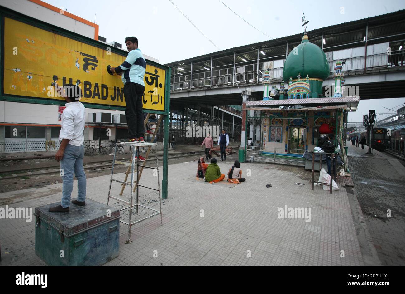 Die Arbeiter malen ein Brett, als sie den Bahnhof am 22. Februar 2020 in Prayagraj umbenennen (Foto: Ritesh Shukla/NurPhoto) Stockfoto