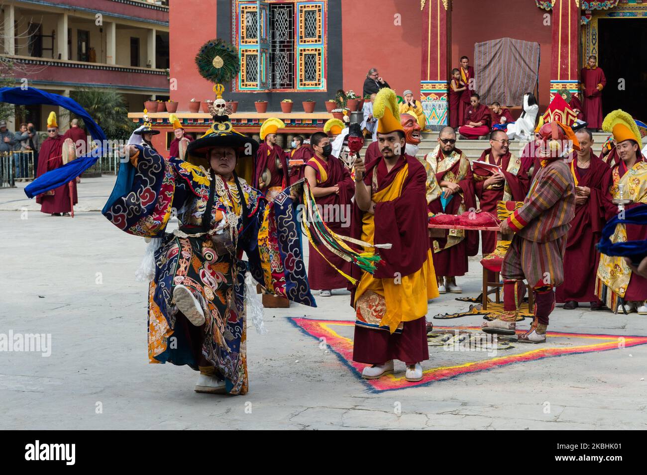 Tibetischer Mönch führt während des spirituellen cham-Tanzes im Shetchen- Kloster in Boudhanath eine Zerstörung der „Linga“ durch, die das Böse  bedeutet, im Rahmen der Feierlichkeiten zum „Losar, Tibetan New Year“ am  22. Februar
