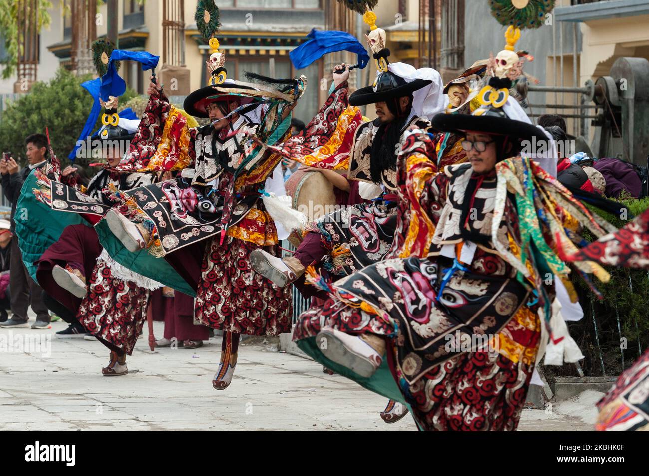 Tibetische Mönche in aufwendigen Kostümen führen den spirituellen cham-Tanz im Shetchen-Kloster in Boudhanath im Rahmen der Feierlichkeiten zum Losar, dem tibetischen Neujahr, am 22. Februar 2020 in Kathmandu, Nepal, auf. Der rituelle cham-Tanz, der vor dem neuen Jahr aufgeführt wird, symbolisiert das Entfernen von Hindernissen und negativer Energie. (Foto von Wiktor Szymanowicz/NurPhoto) Stockfoto