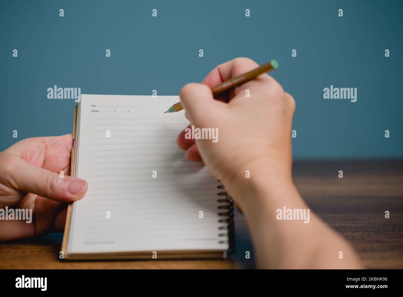 2023 Happy New Year Resolution Goal List Hand Mit Stift Schreiben Auf 2023 happy new year resolution goal list hand mit stift schreiben auf