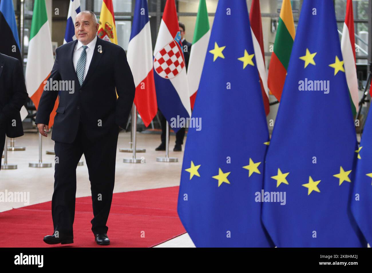 Der bulgarische Premierminister Boyko Metodiev Borissov kam auf dem roten Teppich mit EU-Flaggen beim Forum Europa an. Der bulgarische Ministerpräsident Boyko Borisv hat am zweiten Tag des Sondergipfels der Staats- UND REGIERUNGSCHEFS DES EUROPÄISCHEN Rates eine Pressekonferenz und ein Mediengespräch über die Verhandlungen über die künftige Planung des nächsten langfristigen Haushaltsplans, des Finanzrahmens der Europäischen Union für den Zeitraum 2021-2027. Brüssel, Belgien, 21. Februar 2020 (Foto von Nicolas Economou/NurPhoto) Stockfoto