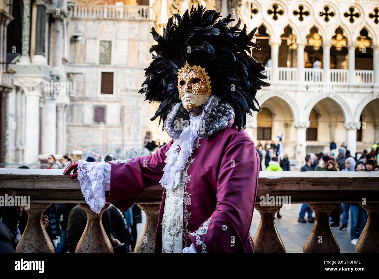 Menschen mit traditionellen Kostümen während des Karnevals von Venedig, in Venedig, Italien, am 21. Februar 2020 aufgrund von Bedenken wegen einer Coronavirus-Infektion. Der Präsident der Region Venetien, Luca Zaia, hat den Karneval in Venedig wegen des Coronavirus-Ausbruchs in Norditalien ausgesetzt. (Foto von Salvatore Romano/NurPhoto) Stockfoto