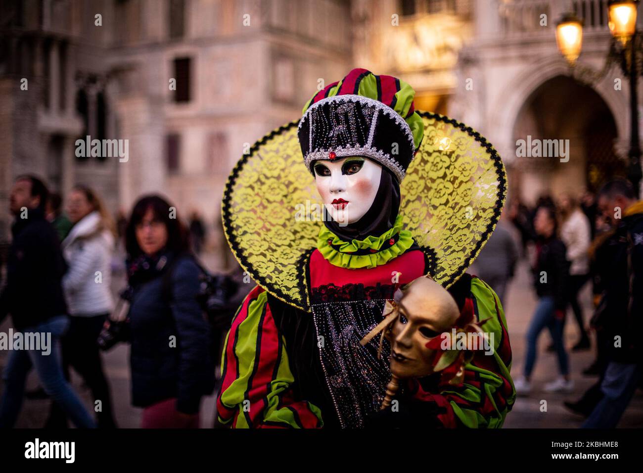 Menschen mit traditionellen Kostümen während des Karnevals von Venedig, in Venedig, Italien, am 22. Februar 2020 aufgrund von Bedenken wegen einer Coronavirus-Infektion. Der Präsident der Region Venetien, Luca Zaia, hat den Karneval in Venedig wegen des Coronavirus-Ausbruchs in Norditalien ausgesetzt. (Foto von Salvatore Romano/NurPhoto) Stockfoto