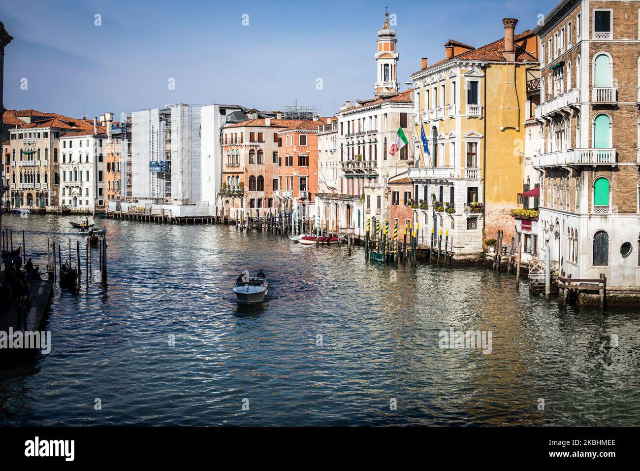 Ein Blick auf Rialto, in Venedig, in Venedig, Italien, am 22. Februar, 2020 aufgrund von Bedenken wegen einer Coronavirus-Infektion. Der Präsident der Region Venetien, Luca Zaia, hat den Karneval in Venedig wegen des Coronavirus-Ausbruchs in Norditalien ausgesetzt. (Foto von Salvatore Romano/NurPhoto) Stockfoto