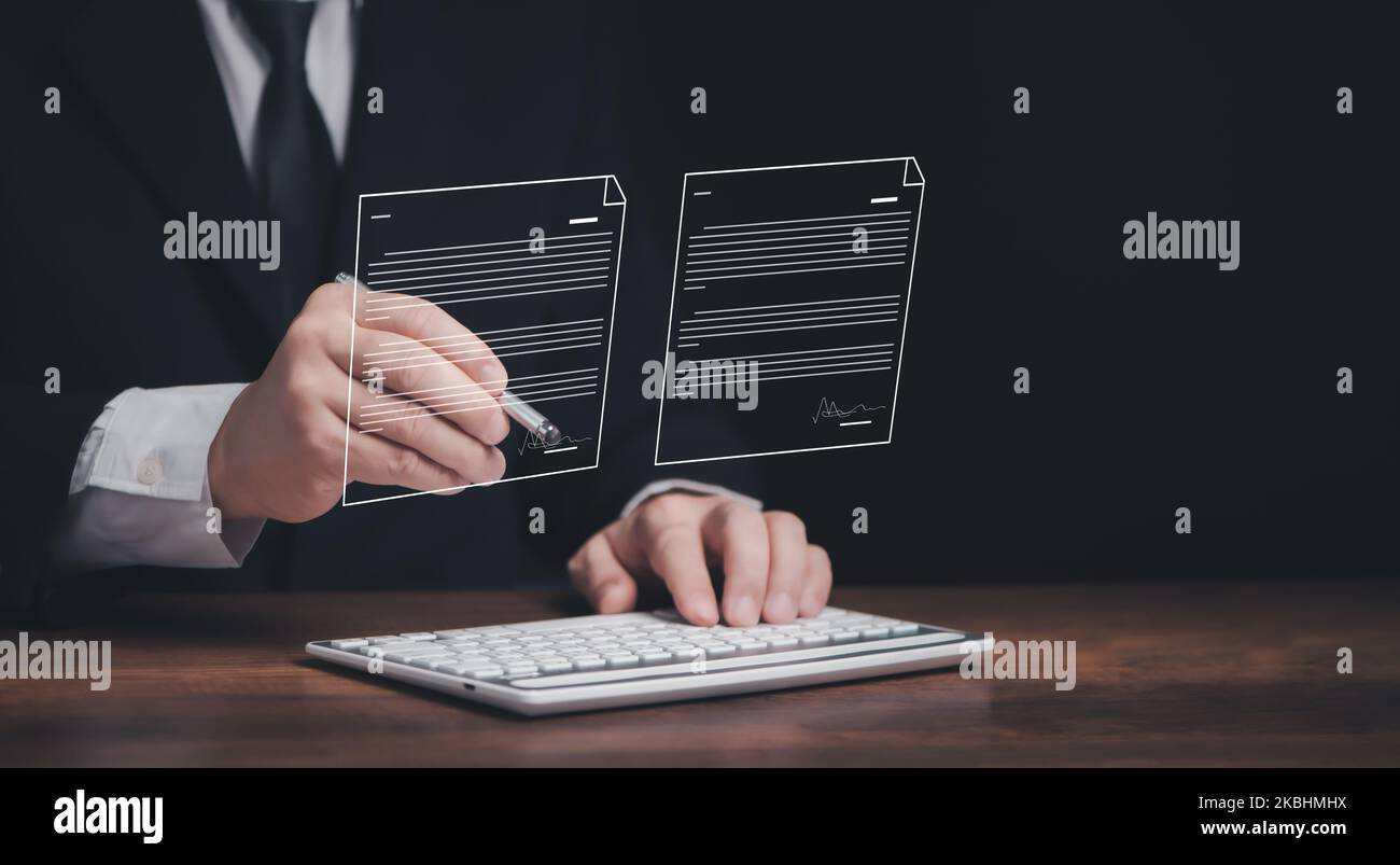 Online-Geschäft mit digitaler Signatur des Dokumentenkontakts auf dem Mobiltelefon, E-Signing, digitales Dokumentenmanagement, papierloses Büro, Signing-Geschäft c Stockfoto