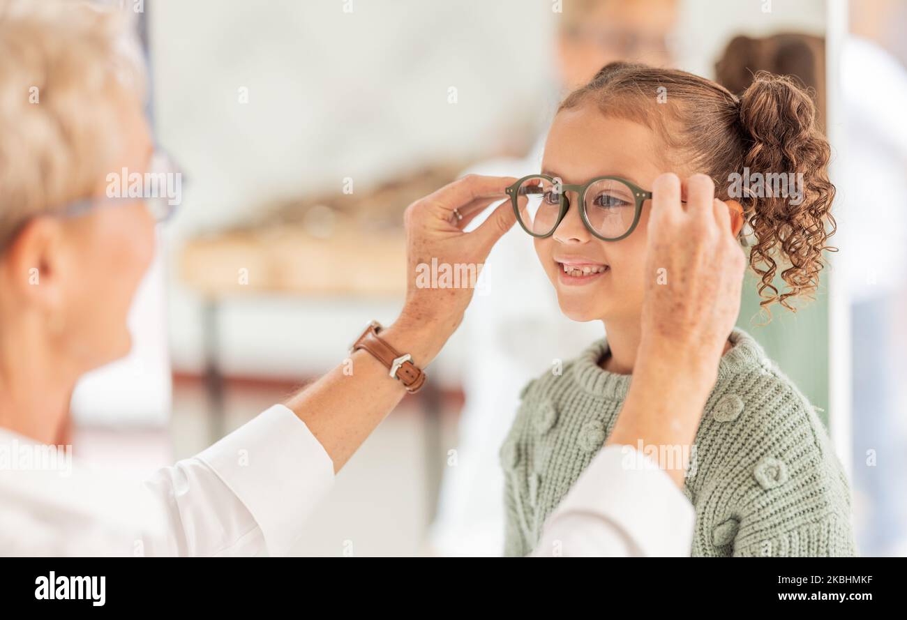 Vision, Augenbrille und Kind mit Augenarzt für Augenheilkunde Beratung, Hilfe oder Unterstützung mit Sehvermögen. Gesundheitsdienst, optische Prüfung Stockfoto