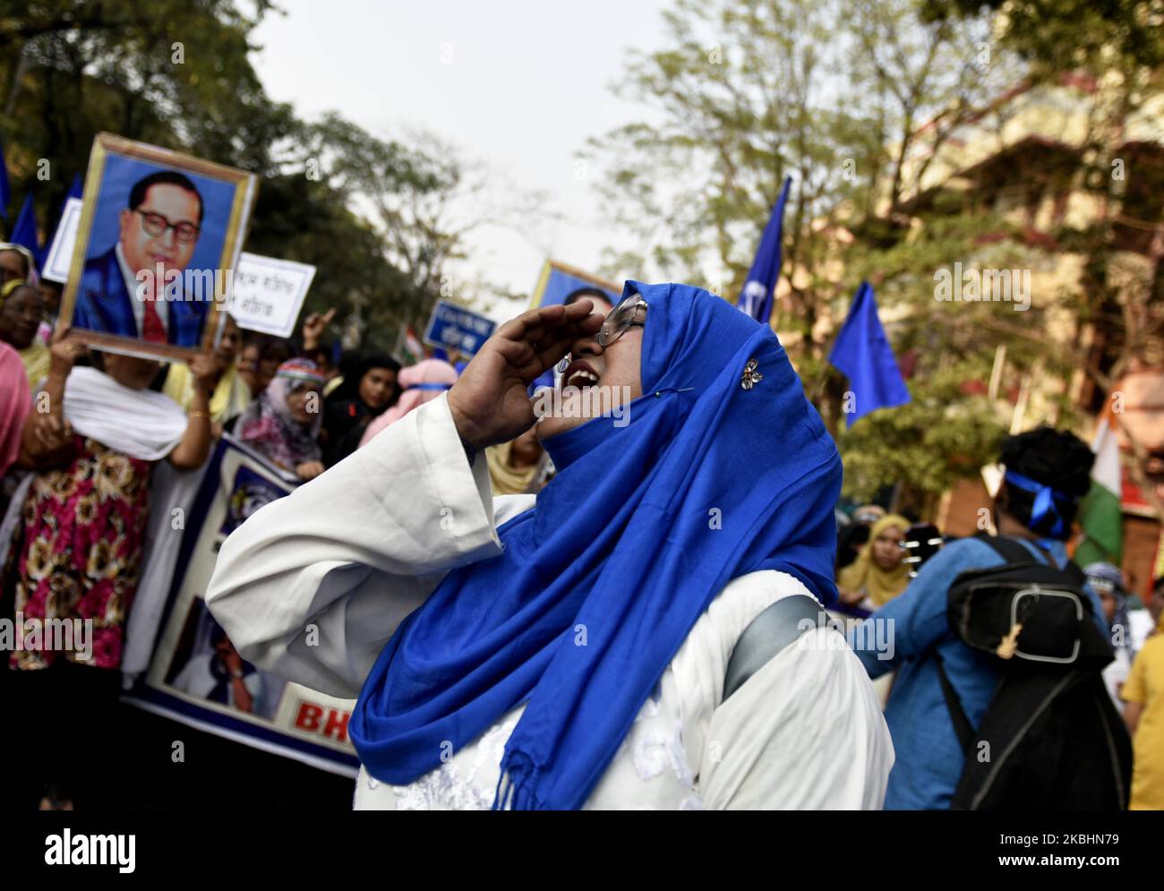 Mitglieder der Bhim Army, Westbengalen, halten Plakate, Banner und Plakate von Dr. Babasaheb Ambedkar und Chandrasekhar Azad während eines Protestes gegen das neue indische Staatsbürgerschaftsgesetz am 23. Februar 2020 in Kalkutta, Indien. (Foto von Indranil Aditya/NurPhoto) Stockfoto