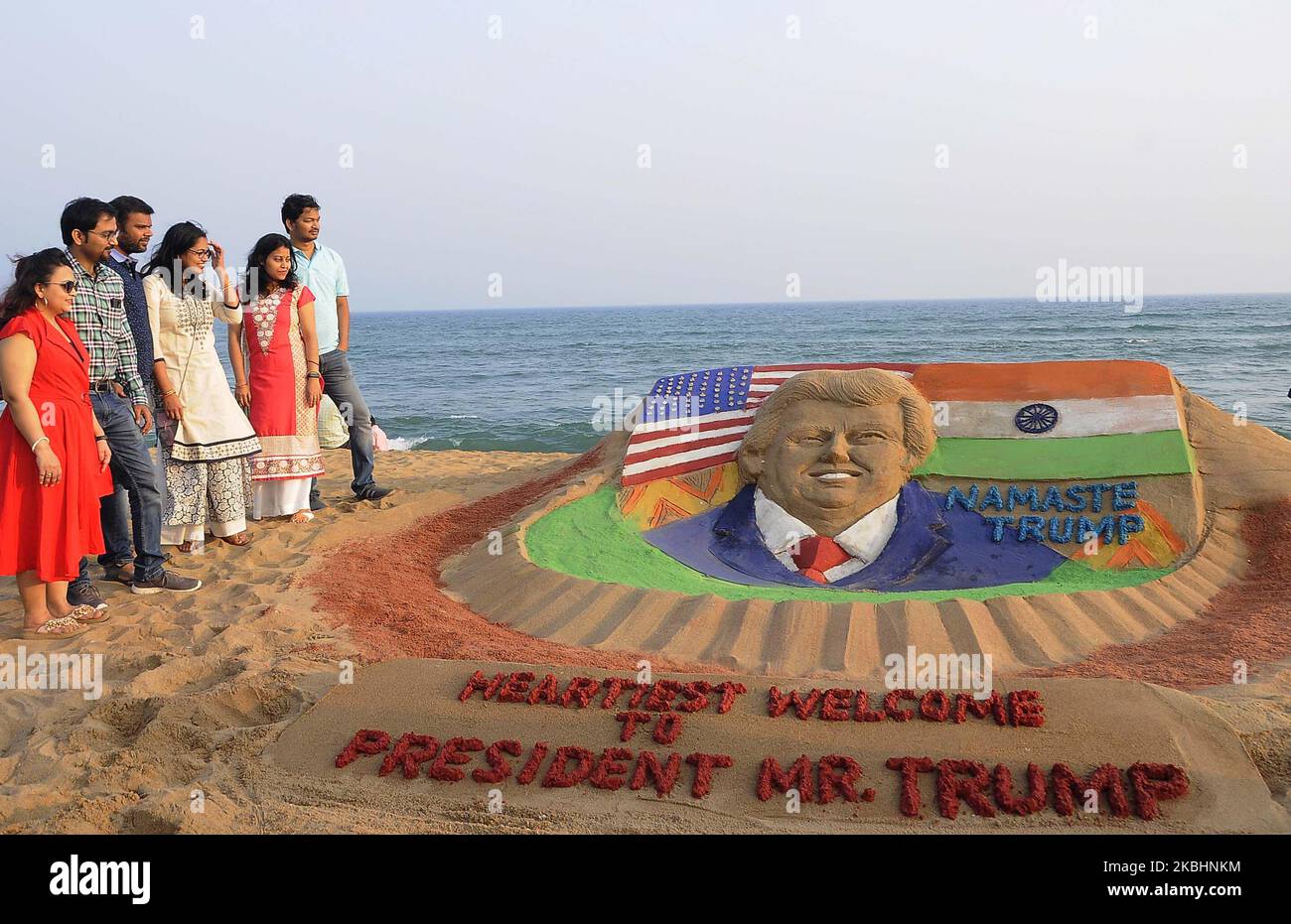 Die Sandskulptur des amerikanischen Präsidenten Donald Trump ist am östlichen Küstenstrand der Bucht von Bengalen am Puri zu sehen, 65 km von der Hauptstadt Bhubaneswar des ostindischen Staates Odisha entfernt, wie sie der Sandkünstler Manas Sahoo für die Aufmerksamkeit der Besucher auf seinen Besuch in Indien kreiert. (Foto von STR/NurPhoto) Stockfoto