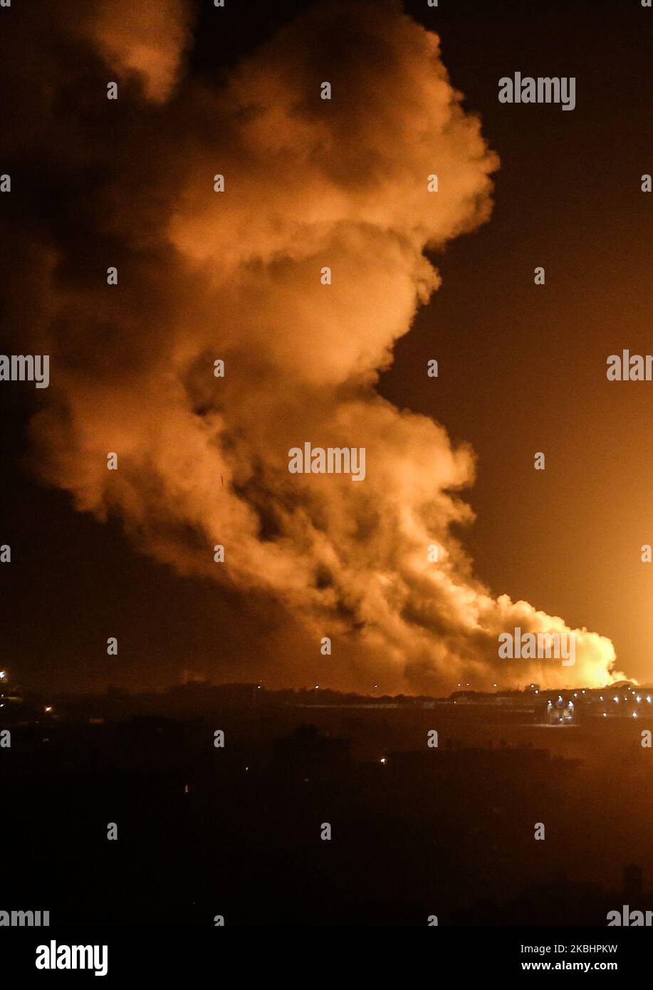 Nach einem israelischen Luftangriff auf Rafah im südlichen Gazastreifen Anfang des 23. Februar 2020 wird ein Feuerball gesehen. (Foto: Abed Rahim Khatib/NurPhoto) Stockfoto