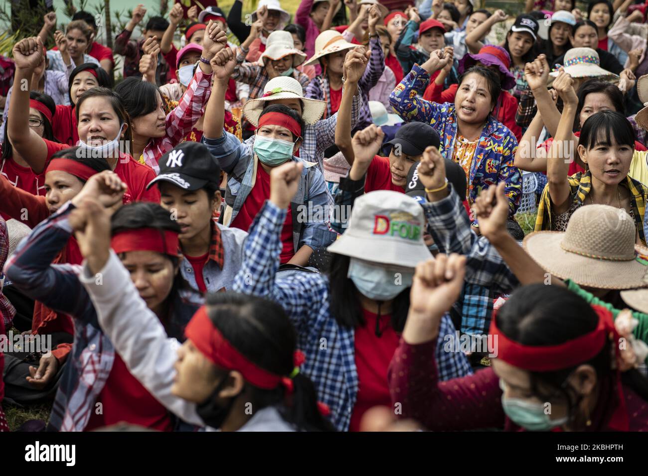 Arbeiter der Tai Yi Schuhfabrik protestieren am 24. Februar 2020 vor dem Arbeitsbüro in der Gemeinde Hlaing Thar Yar, Außenbezirk von Yangon. Sie fordern eine Reihe von Arbeitsrechten und eine Gehaltserhöhung. (Foto von Shwe Paw Mya Tin/NurPhoto) Stockfoto